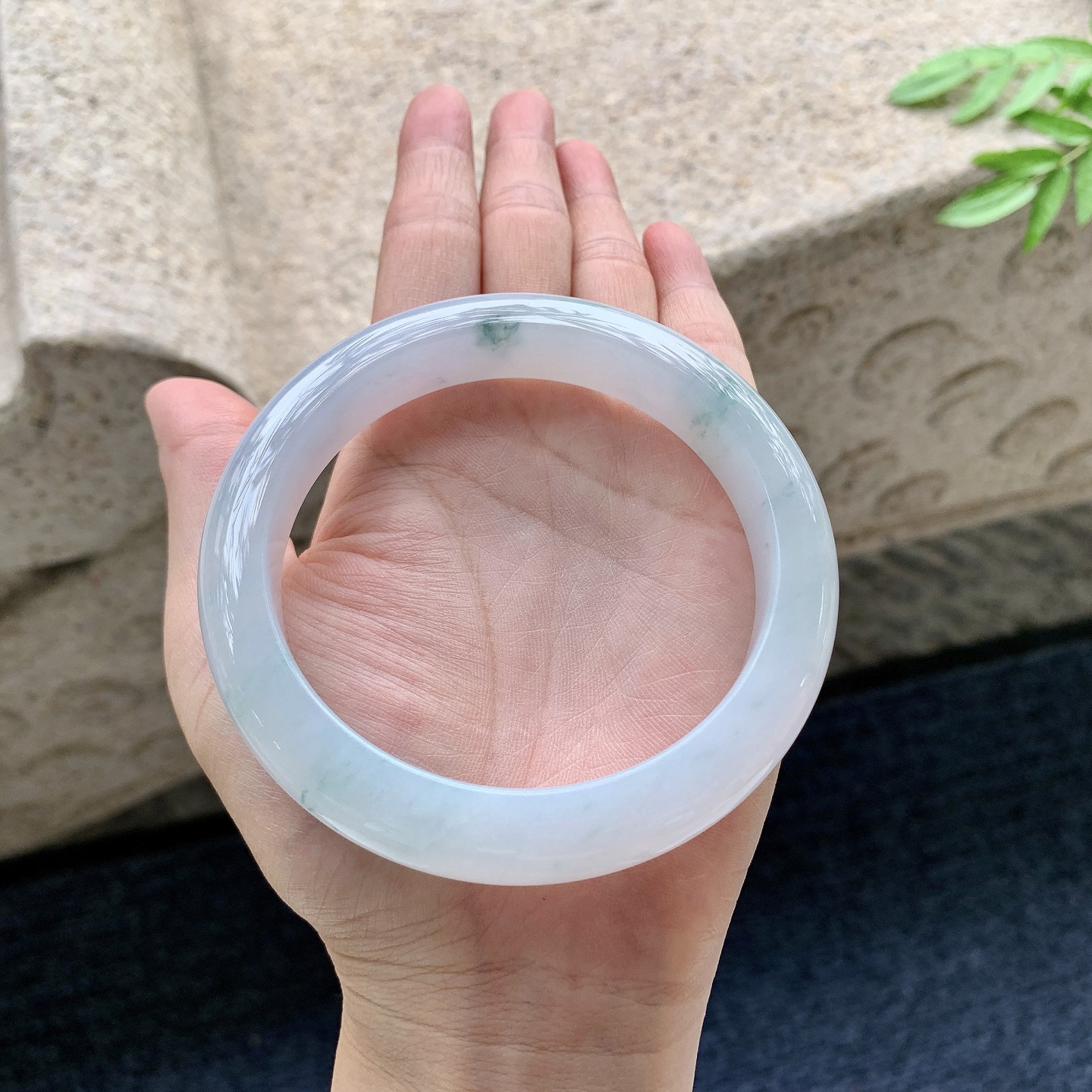 正圈64 65，圈口64.2/12.8/9.7，编码T1082947，糯冰飘花，水润，种老，细腻，无裂。