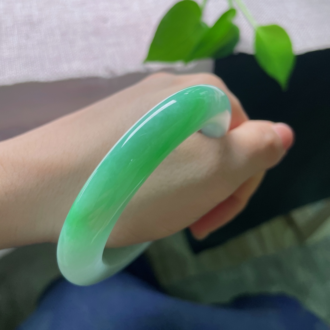 56.8/11.1/10.3，飘绿正圈，皮纹，半圈浓郁鲜亮的正阳绿晕染玉身，翠色饱满明媚，冷暖相融，上手显贵气，明媚大方。ss56794a