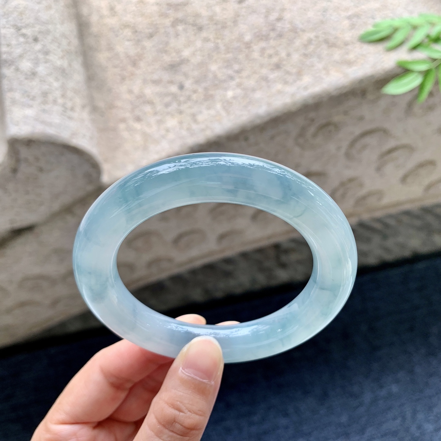 圆条55 56，圈口56.5/11.4/11.7，编码WW082946，冰糯飘花，水润，种老，细腻，打灯有絮线