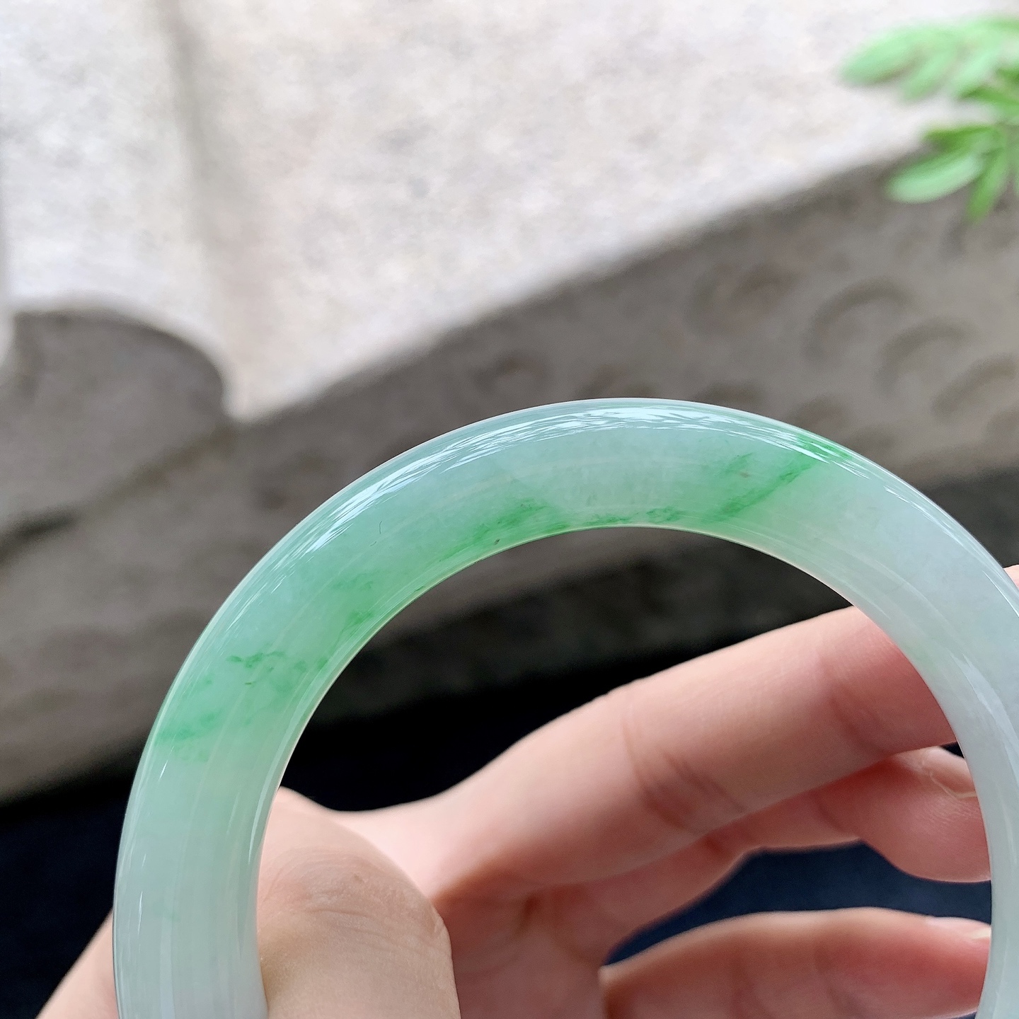 圆条55 56,圈口56/10.2/10,编码G9082932,糯冰飘绿，水润，种老，细腻，有纹线