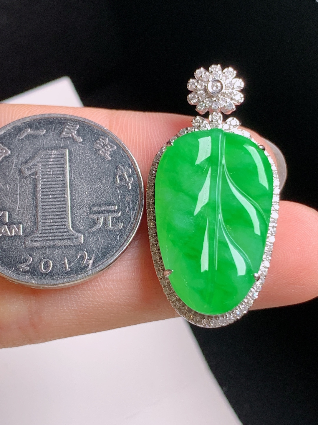 冰满绿树叶吊坠，翠色鲜亮，精工镶嵌，事业长青，裸石24.3-15.1-2.935.3-17.8-7.3，96