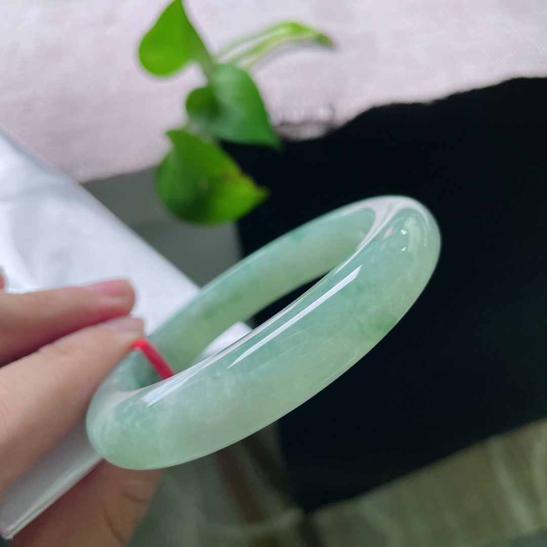 56.7/11.9/9.1，飘花正圈，无裂，翠色如云烟漫染清透玉底，腕间一汪绿水青山，满是悠然诗意。ss55862a。