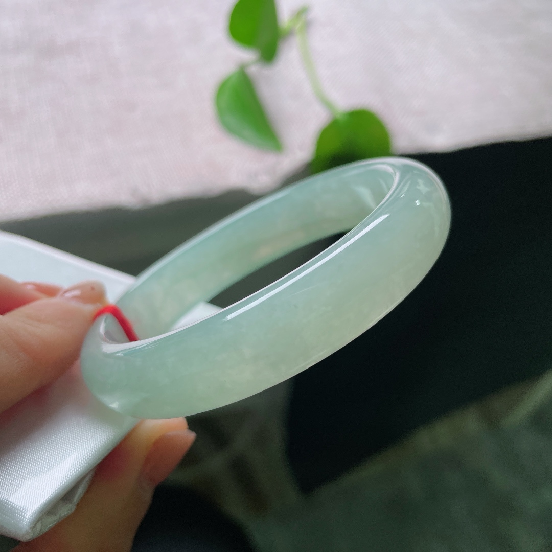 冰油贵妃，一点皮纹，冰透晴水平安镯，一抹清雅湖绿，把春日静水戴在腕上。ss ss56985a