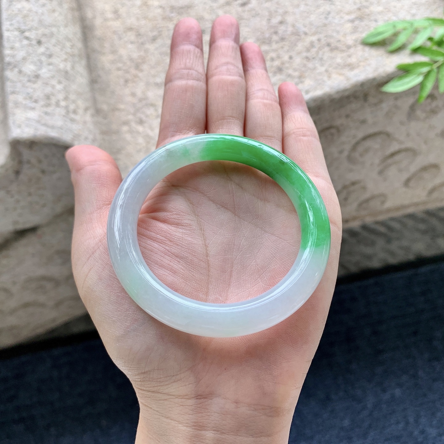 圆条51 52，圈口52/9/9，编码G9082934，描述细糯飘辣绿，水润，种老，细腻，有矿点