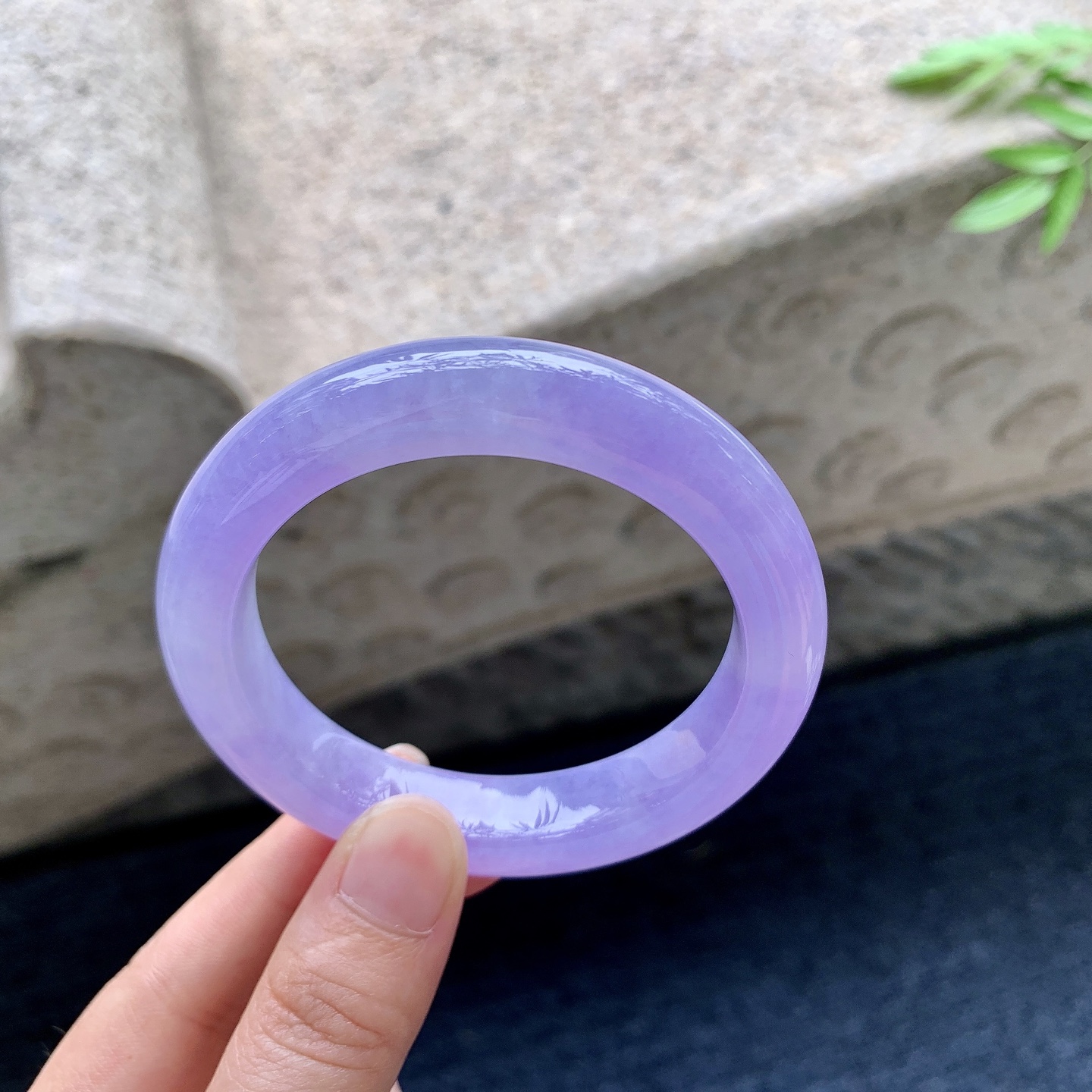 正圈53 54，圈口54.3/11.8/9.4，编码N2082924，冰糯妖紫，色艳，水润，种老，细腻，无裂