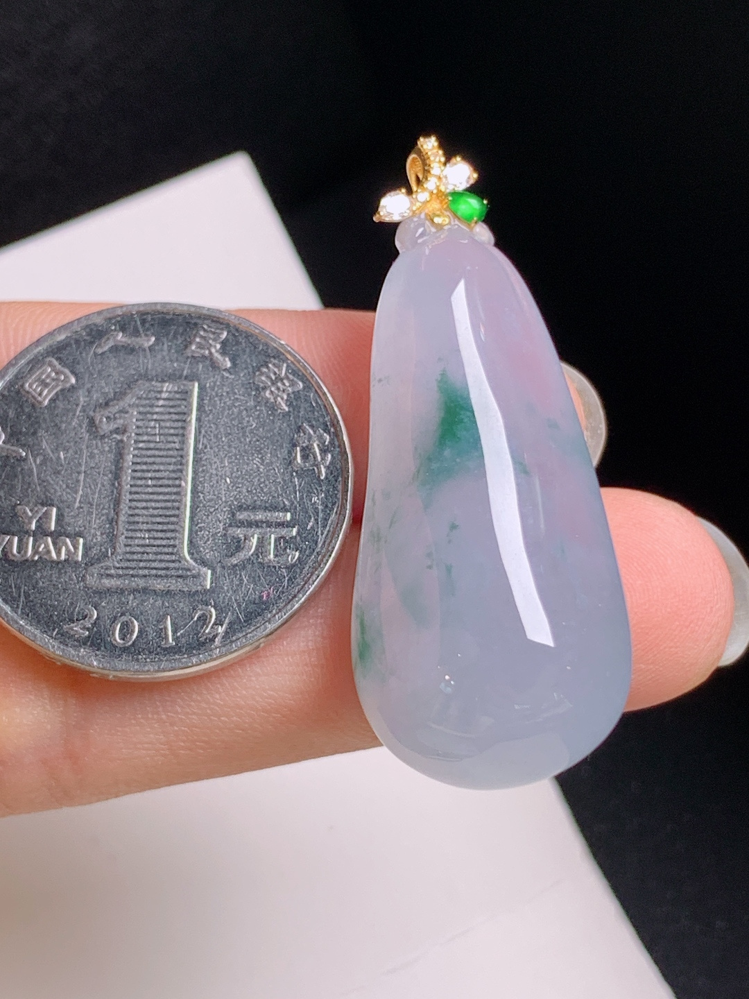 冰飘花福瓜吊坠，冰润通透，色泽淡雅，福气满满，080825