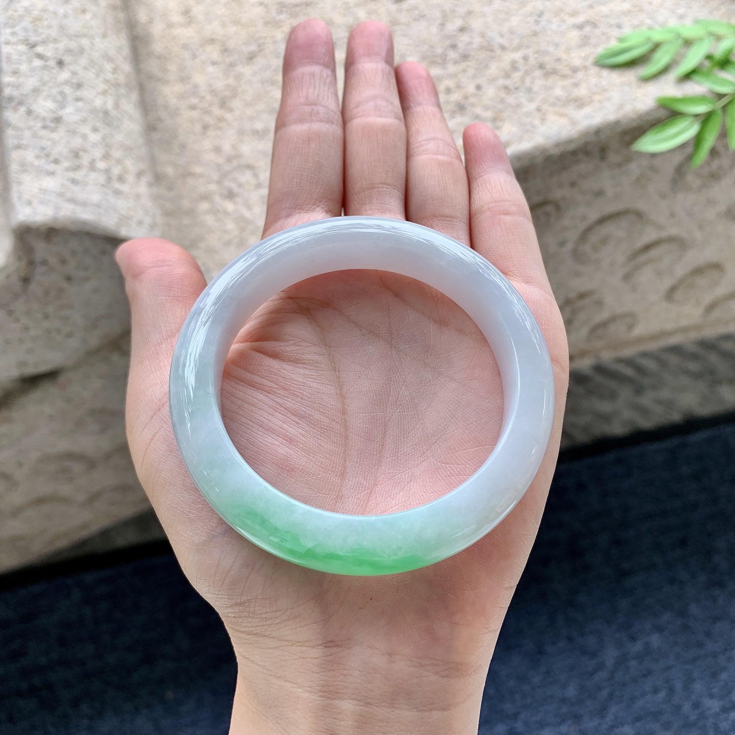 正圈54 55,圈口55/11.6/9,编码A2082907,细糯飘绿，水润，种老，细腻，有纹线