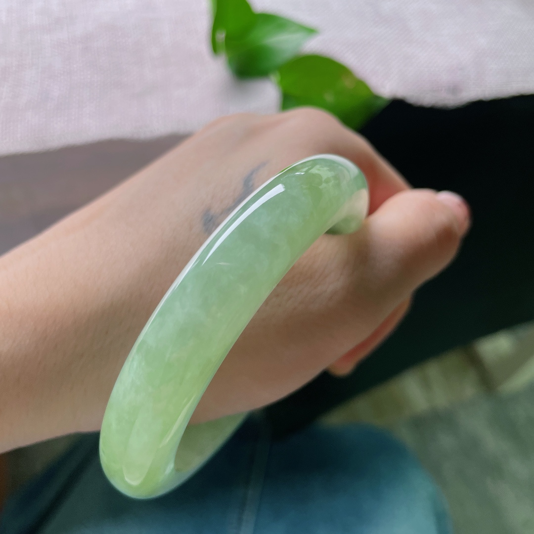 浅绿色正圈，晶体感，嫩翠新芽铺满玉镯，满是春日破土新生的清鲜灵气。ss54984a。