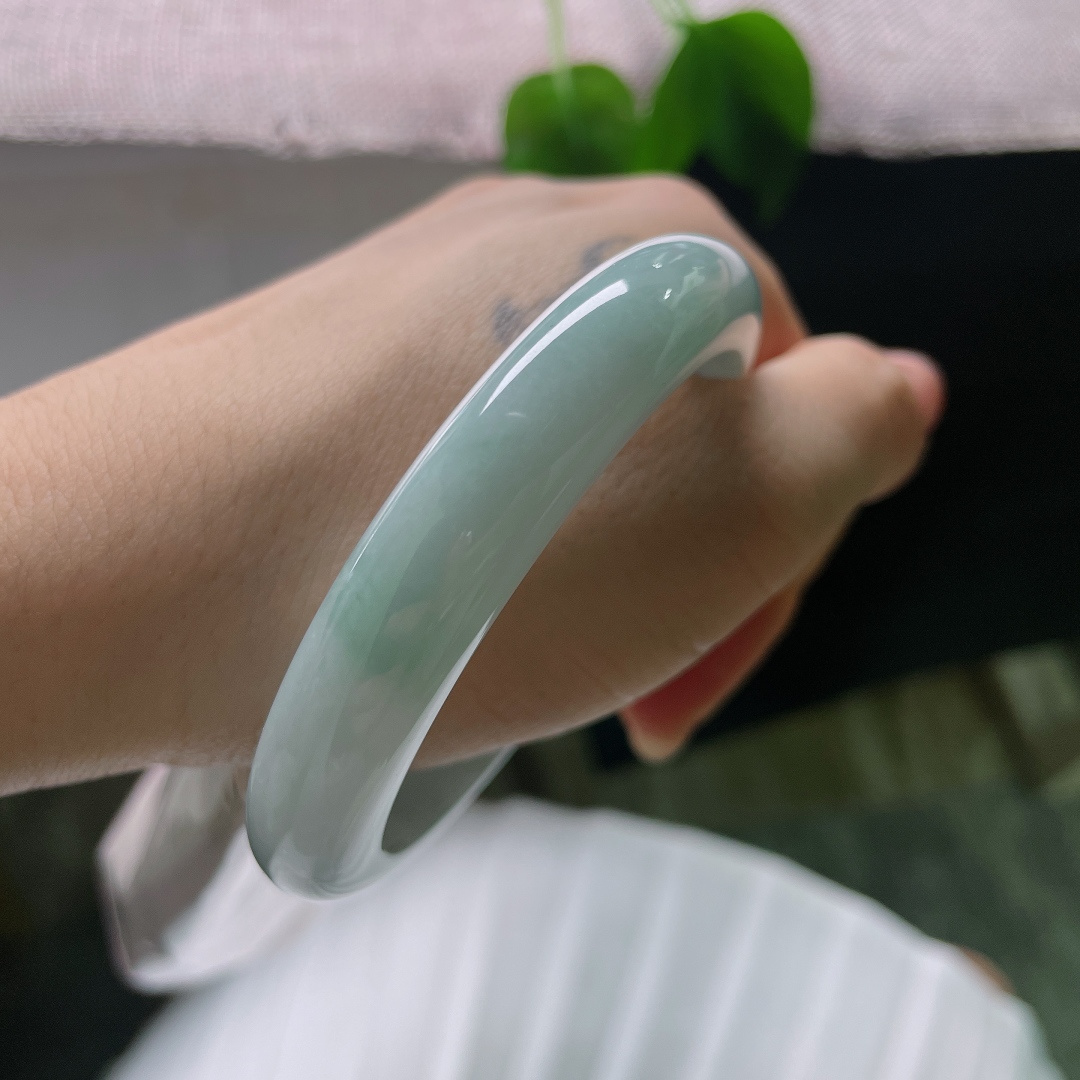 蓝底正圈，无裂，属于耐看的类型，越看越舒服，不会看久了就审美疲劳。ss57601a