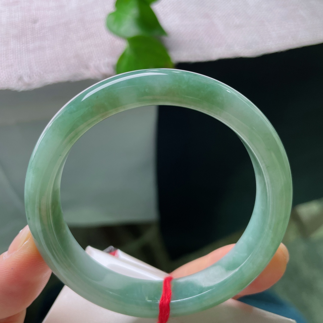 绿底飘花正圈，无裂，玉质浑厚通透，形制端庄圆润，佩戴稳重大方。ss54372a。