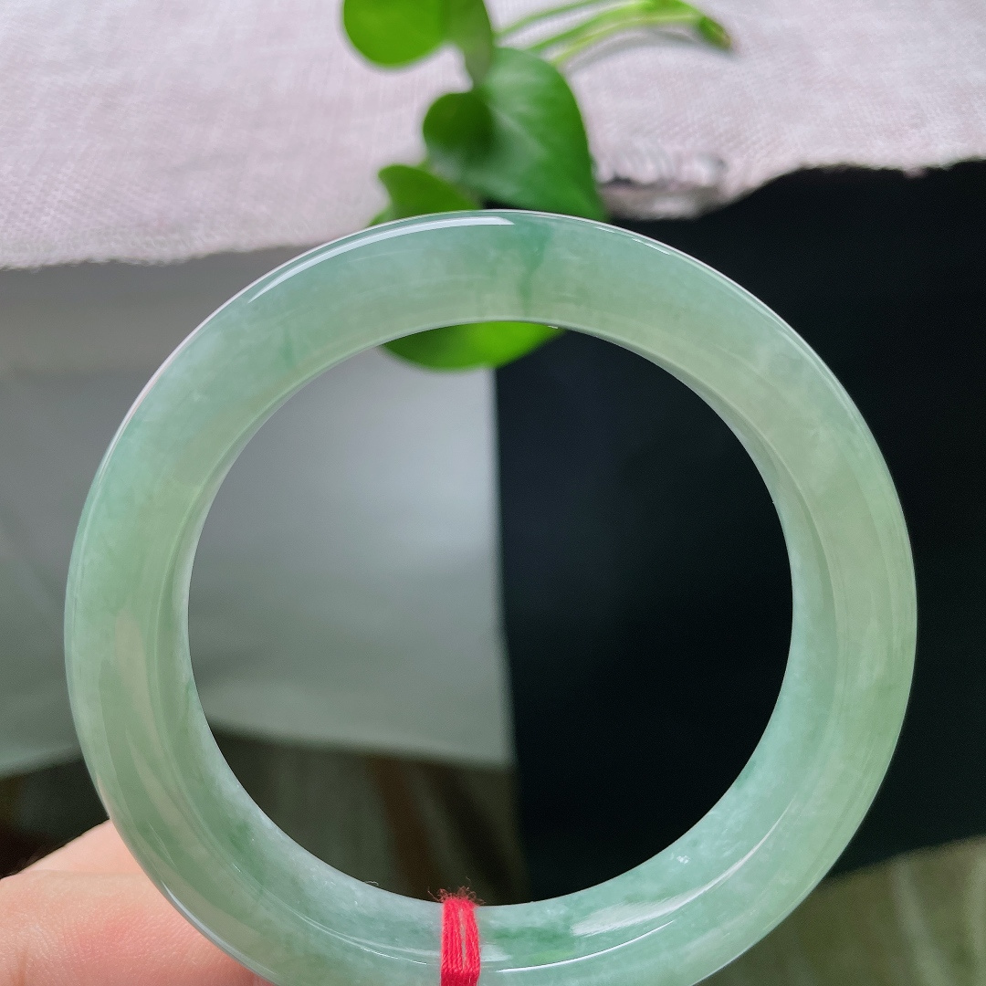 56.7/11.9/9.1，飘花正圈，无裂，翠色如云烟漫染清透玉底，腕间一汪绿水青山，满是悠然诗意。