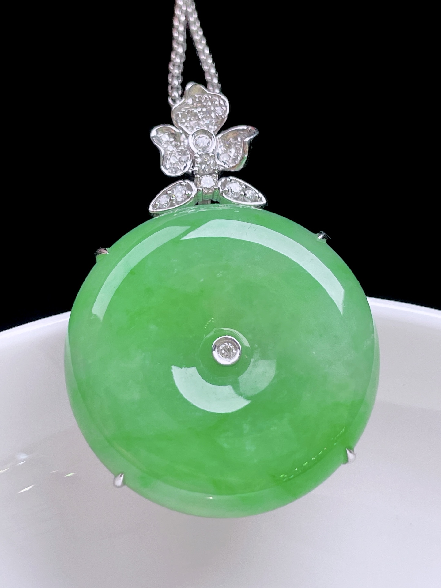 冰种阳绿平安扣，色泽鲜艳，种老水润，18k金镶嵌：36.8/26/8，裸石：26