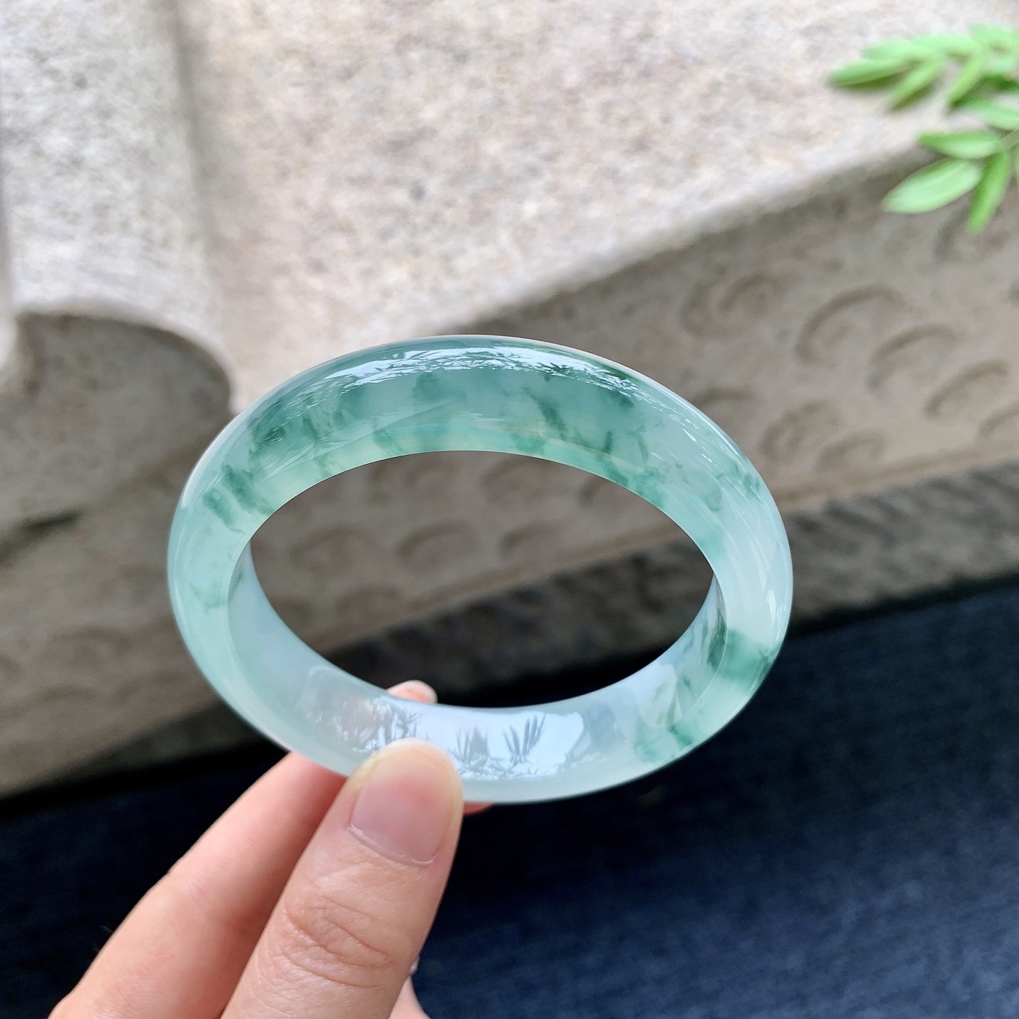 正圈56 57，圈口57.6/13/8.3，编码LH082936，冰飘花，清透，水润，种老，细腻，无裂。