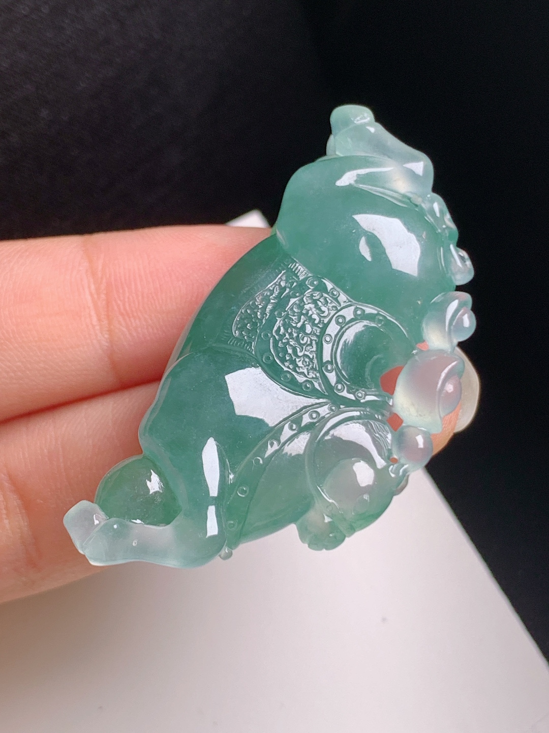 冰种飘花唐马，色泽浓郁，立体精工，马到功成