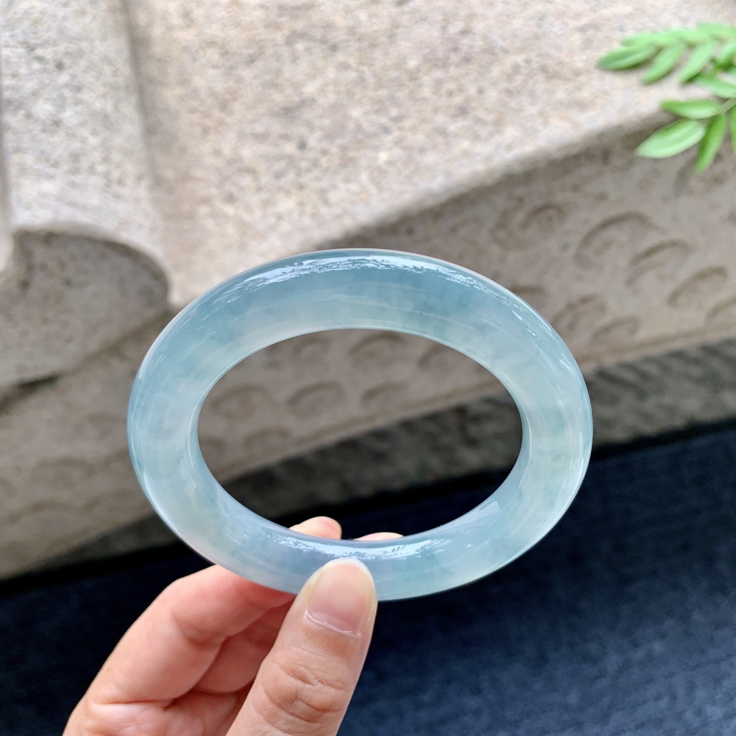 圆条56 57，圈口57/11.2/11.2，编码WW082945，糯冰飘花，水润，种老，细腻，打灯有絮线