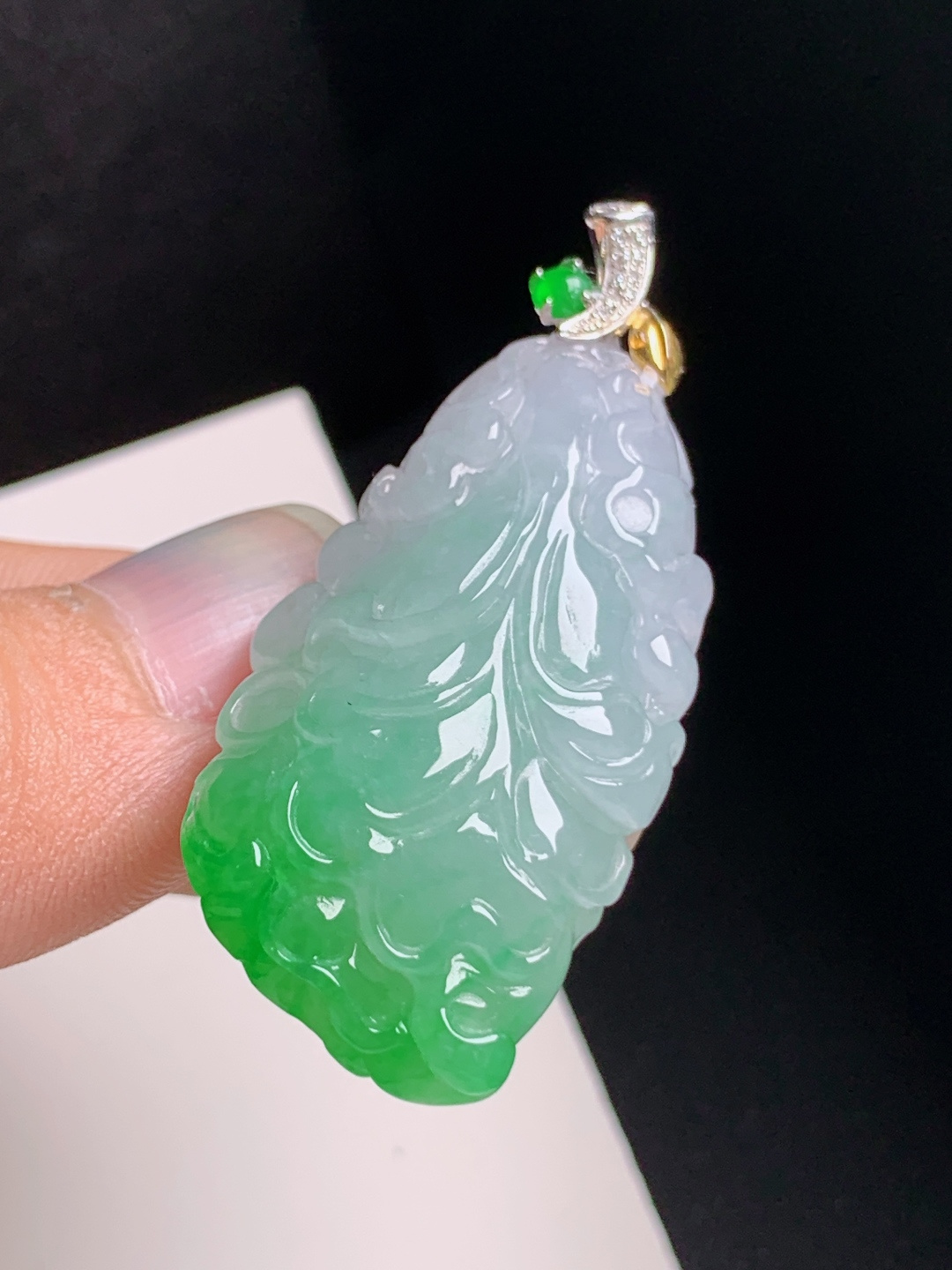 冰种绿白菜吊坠，翠色鲜亮，做工精致，百财聚来