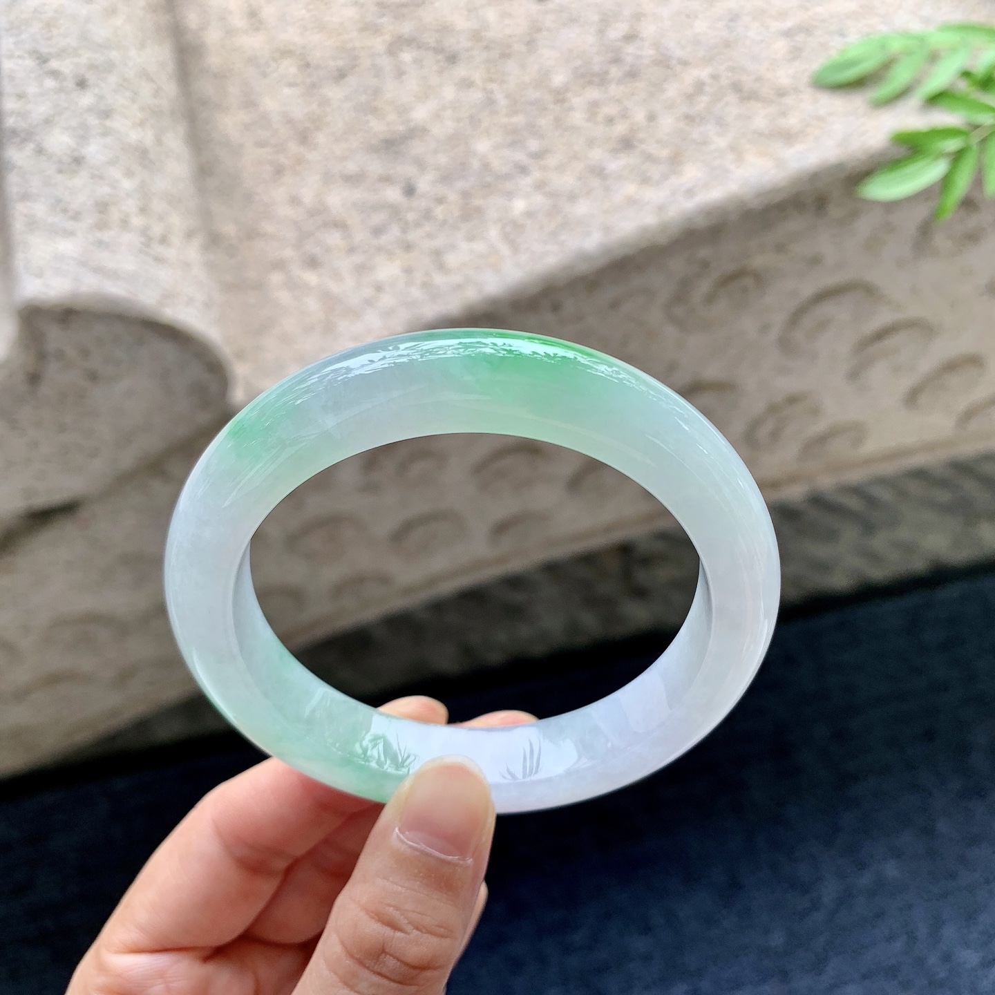 正圈58 59，圈口59/12.2/9.3，编码G9082929，描述冰糯飘绿，水润，种老，细腻，打灯有絮线
