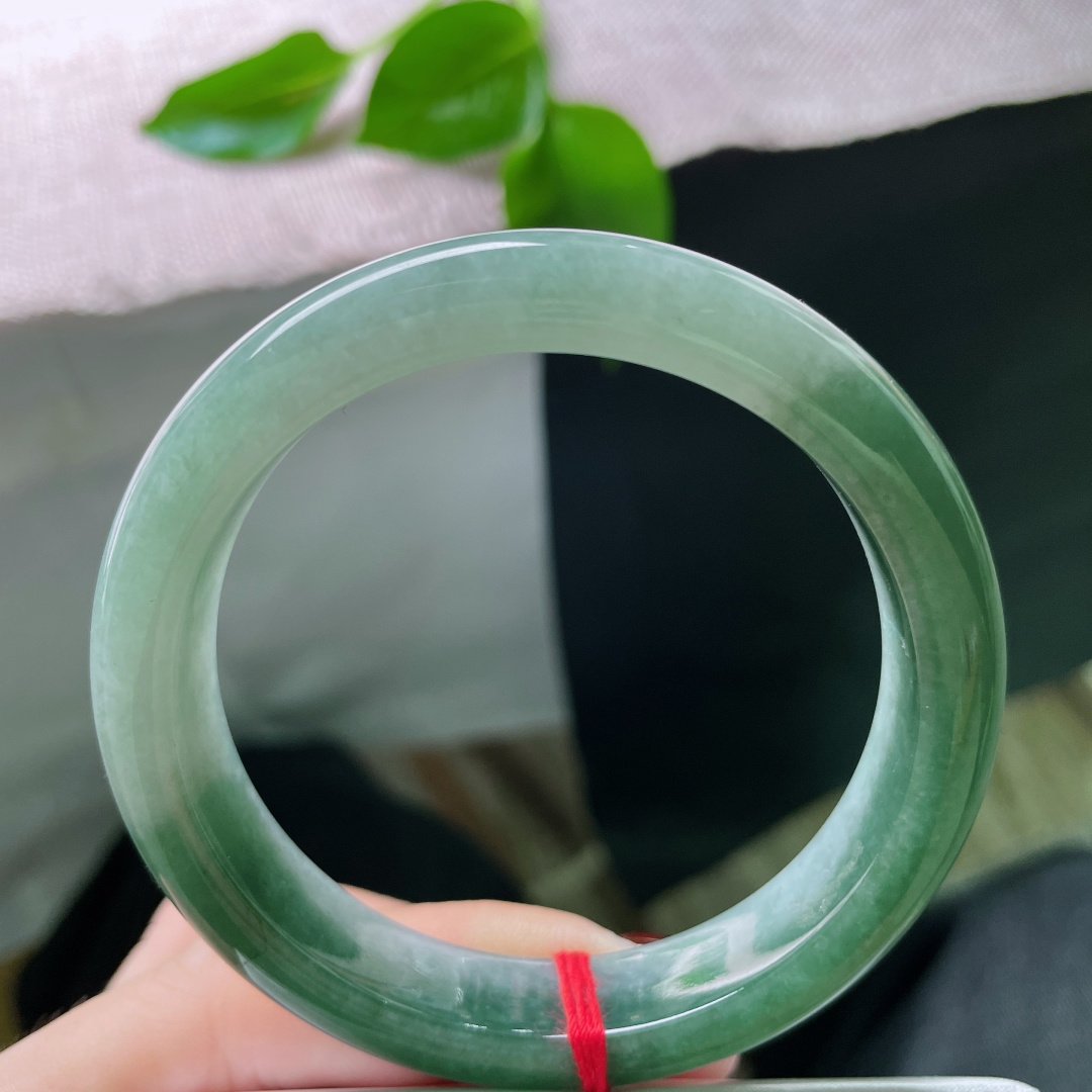 56.8/11.8/8.1深绿正圈，水润细腻，种老，悠悠的云里有淡淡的诗，一点色纹，ss55652a