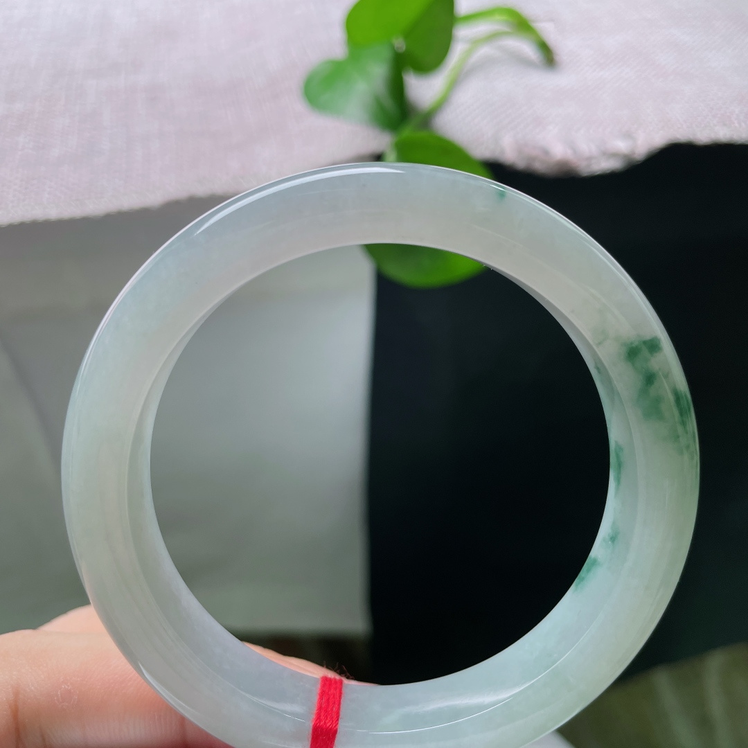 飘花正圈，底色清透白净，点缀一丛浓绿飘花，花色灵动集中，玉质通透带柔和胶感，素雅底色衬得一抹翠色格外亮眼，简约秀气，日常佩戴清新耐看，皮纹。ss55364a