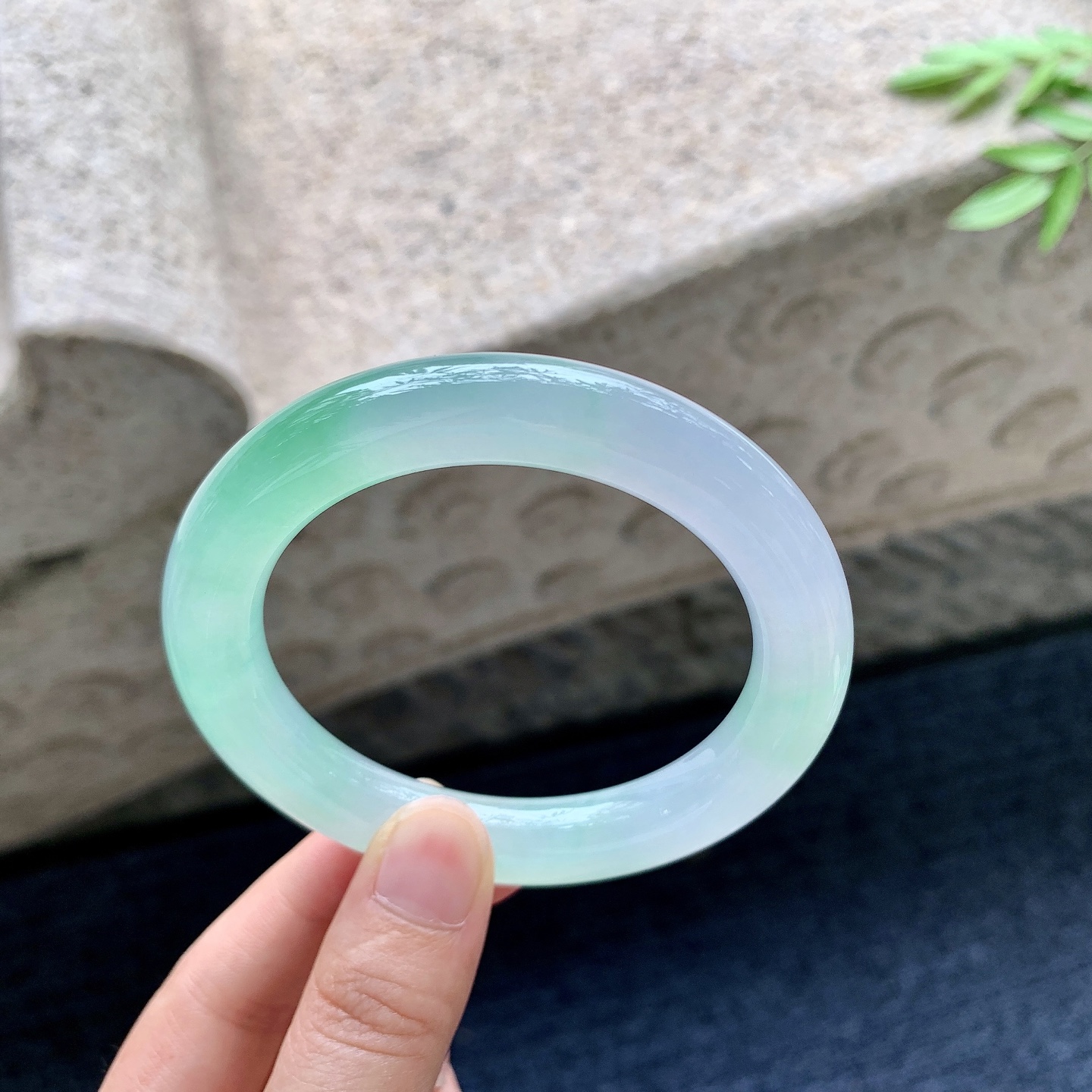 圆条55 56,圈口56.8/10.5/10.7,编码LH082937,描述冰飘阳绿，清透，水润，种老，细腻，打灯有絮线