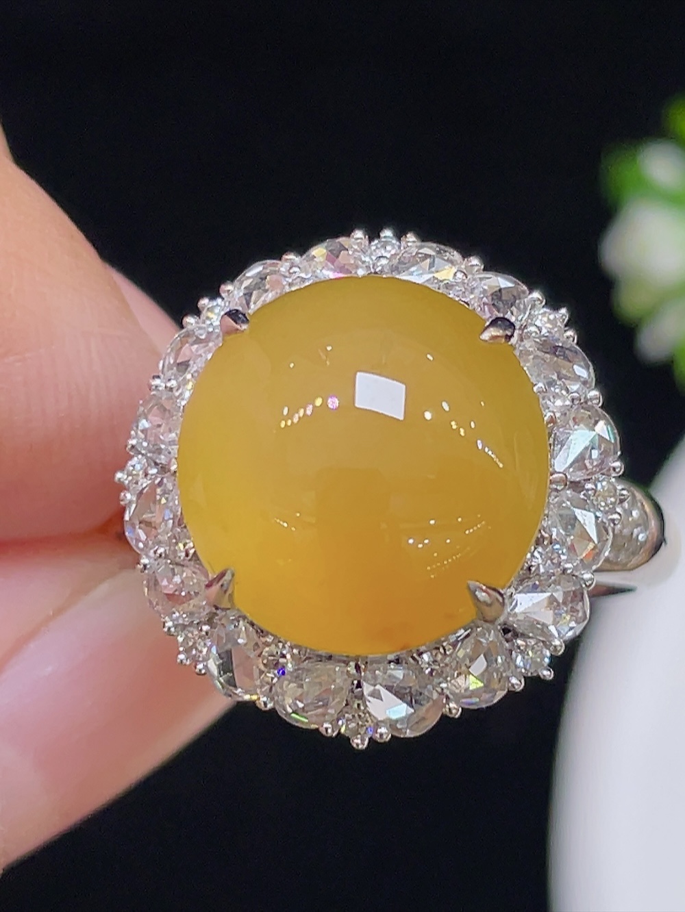 高冰黄翡，大戒指，大件饱满，通透水润，玉质细腻，翠色鲜艳，18k金奢华钻石镶嵌