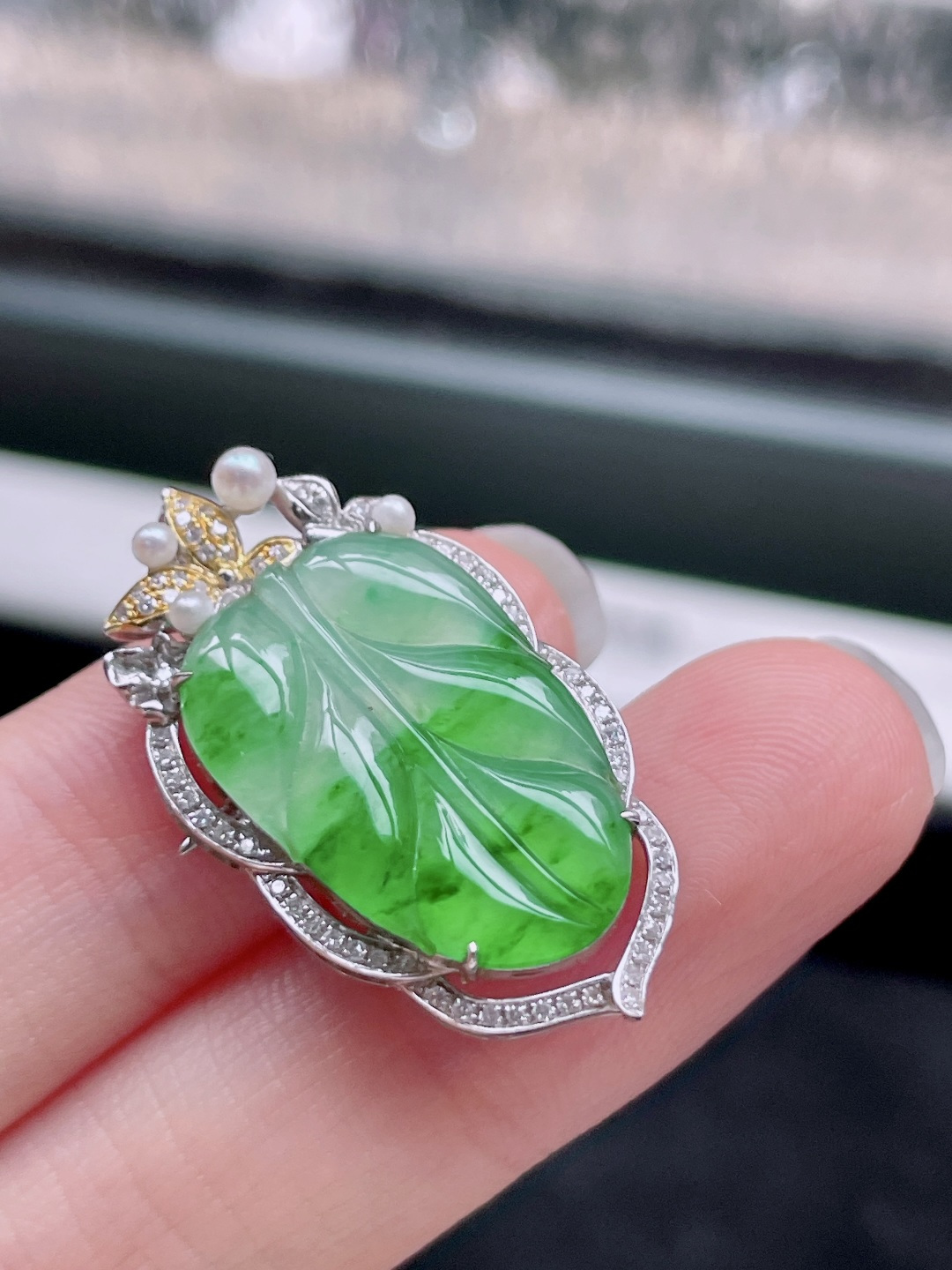冰飘绿花金枝玉叶胸针+吊坠 两用款,色泽鲜艳，种老水润，18k金镶嵌,整体：30.7/18.2/5.7,裸石：21/14.4