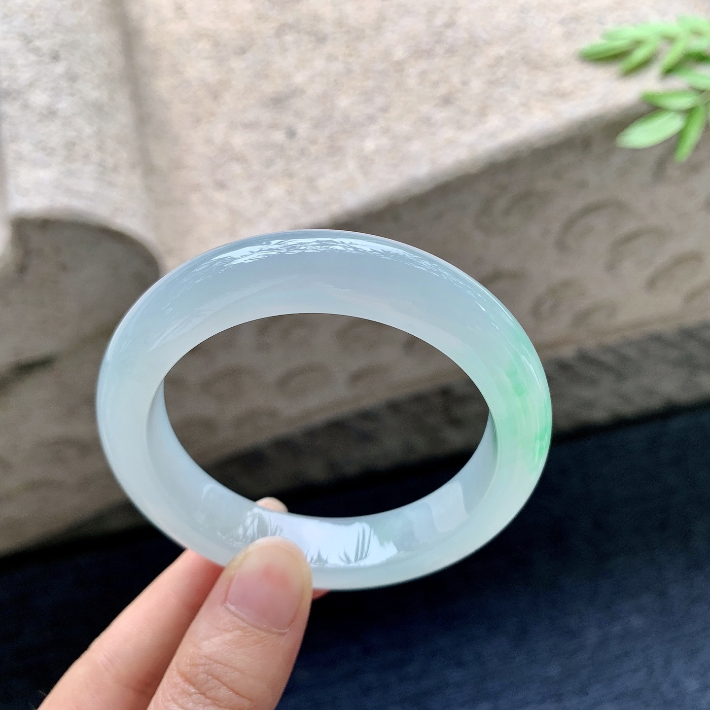 正圈53 54，圈口54.7/12.9/9.1，编码G7082927，冰糯飘绿，水润，种老，细腻，无裂。