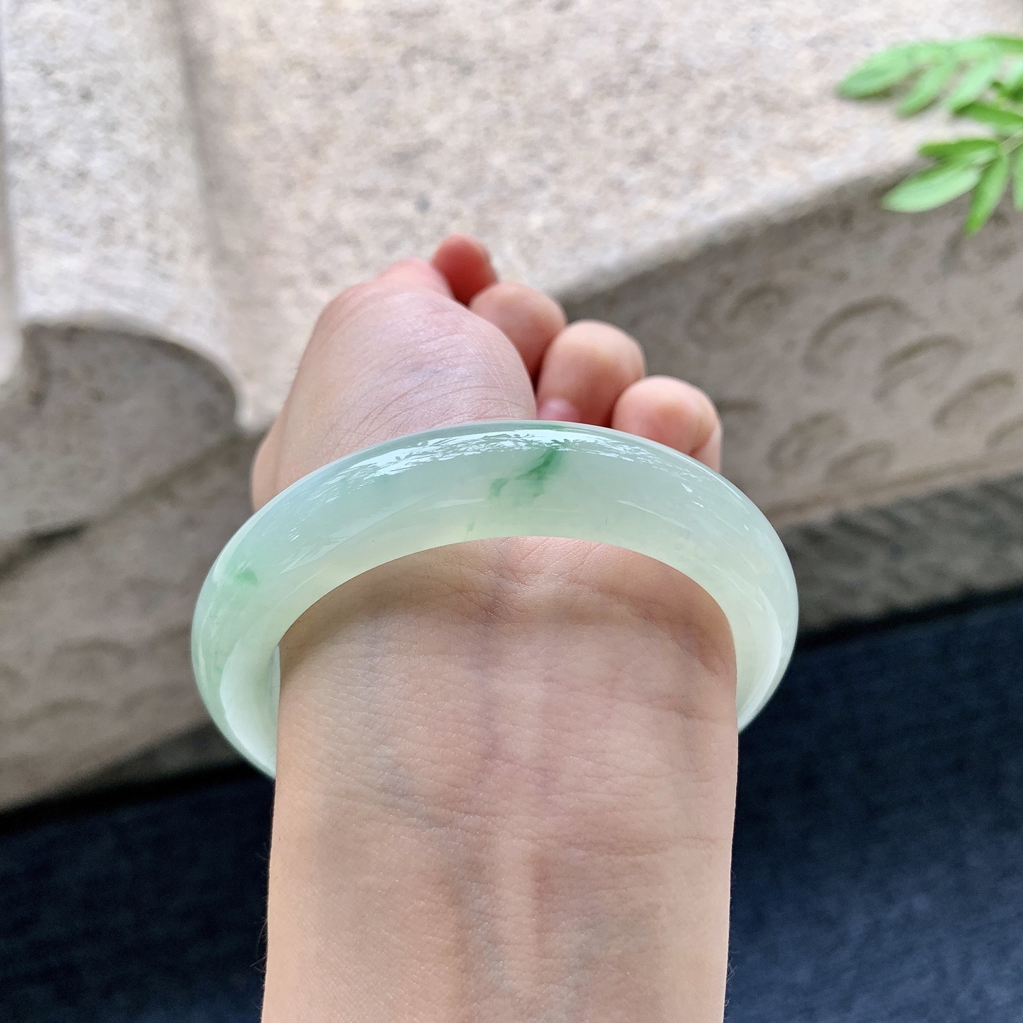 正圈54 55,圈口55.3/12.5/9,编码A2082916,描述糯冰淡绿飘绿，水润，种老，细腻，无裂