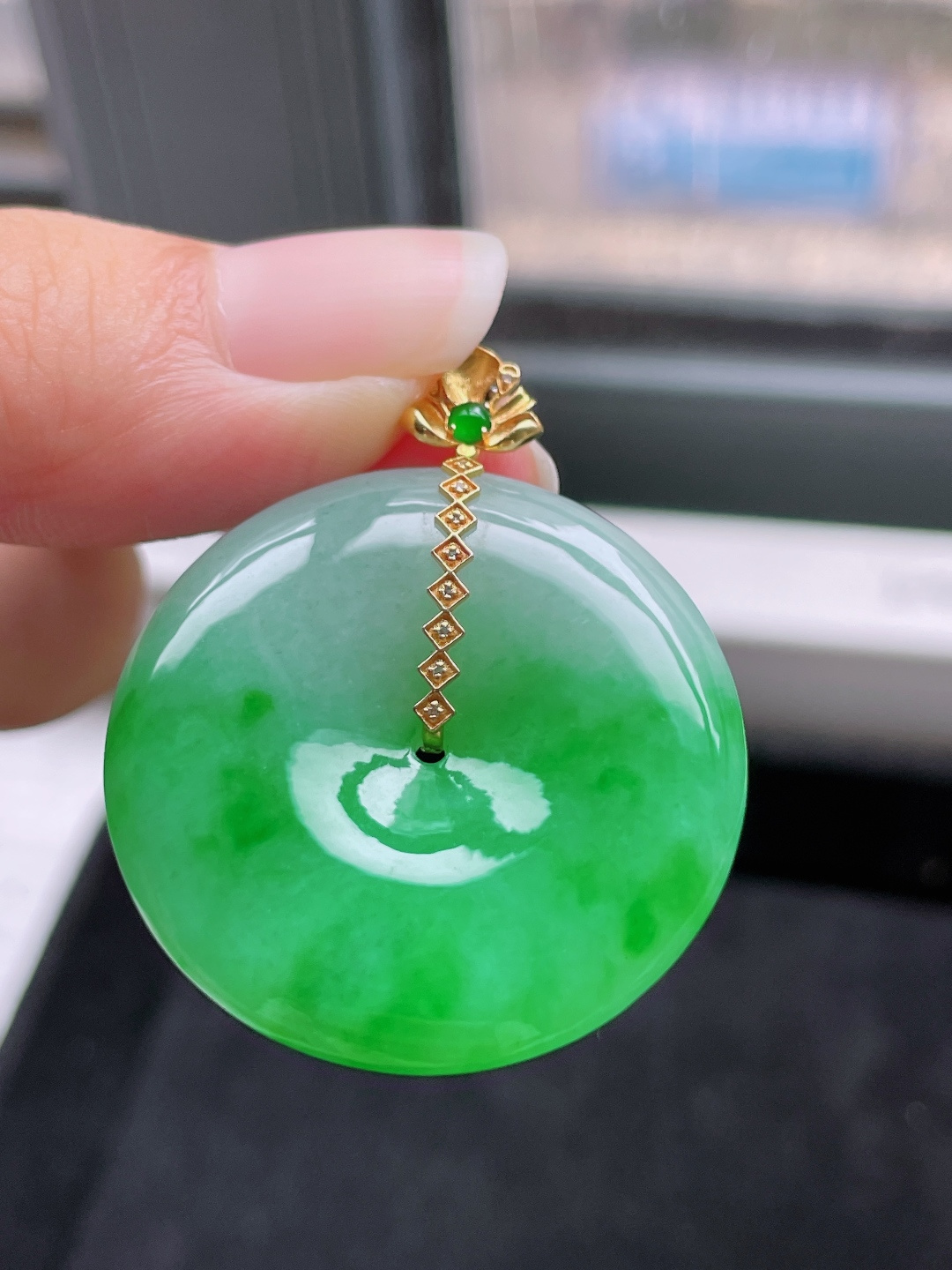 冰种阳绿平安扣,色泽鲜艳，种老水润，18k金镶嵌,整体：39,裸石：32.2/5.8