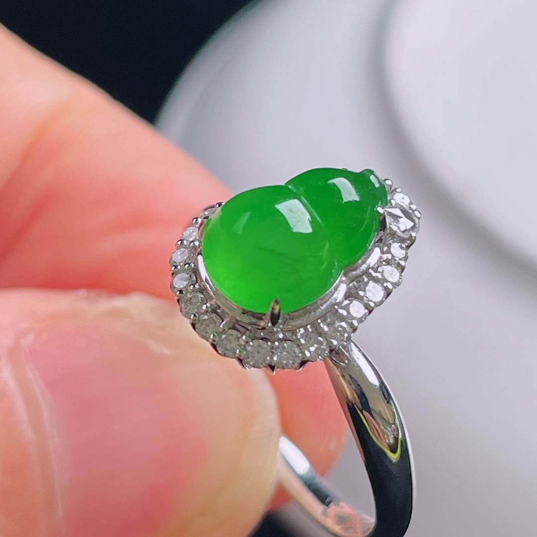 冰绿葫芦戒指，18k镶嵌，老种起光，细底通透，尺寸：裸石9.2/7/4.4mm0828