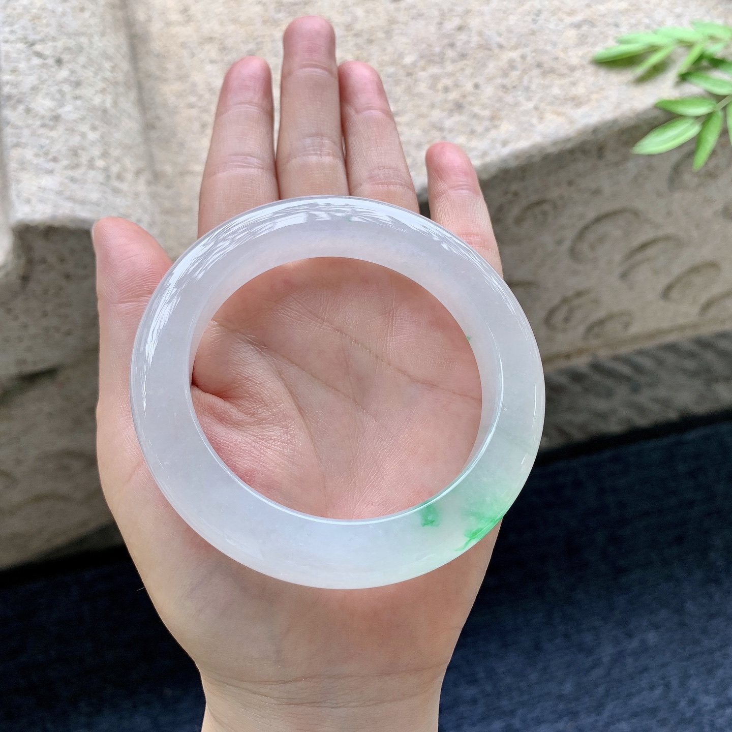 正圈57 58，圈口58.8/12.1/11，编码GJ082940，冰飘绿，清透，水润，种老，细腻，打灯有絮线