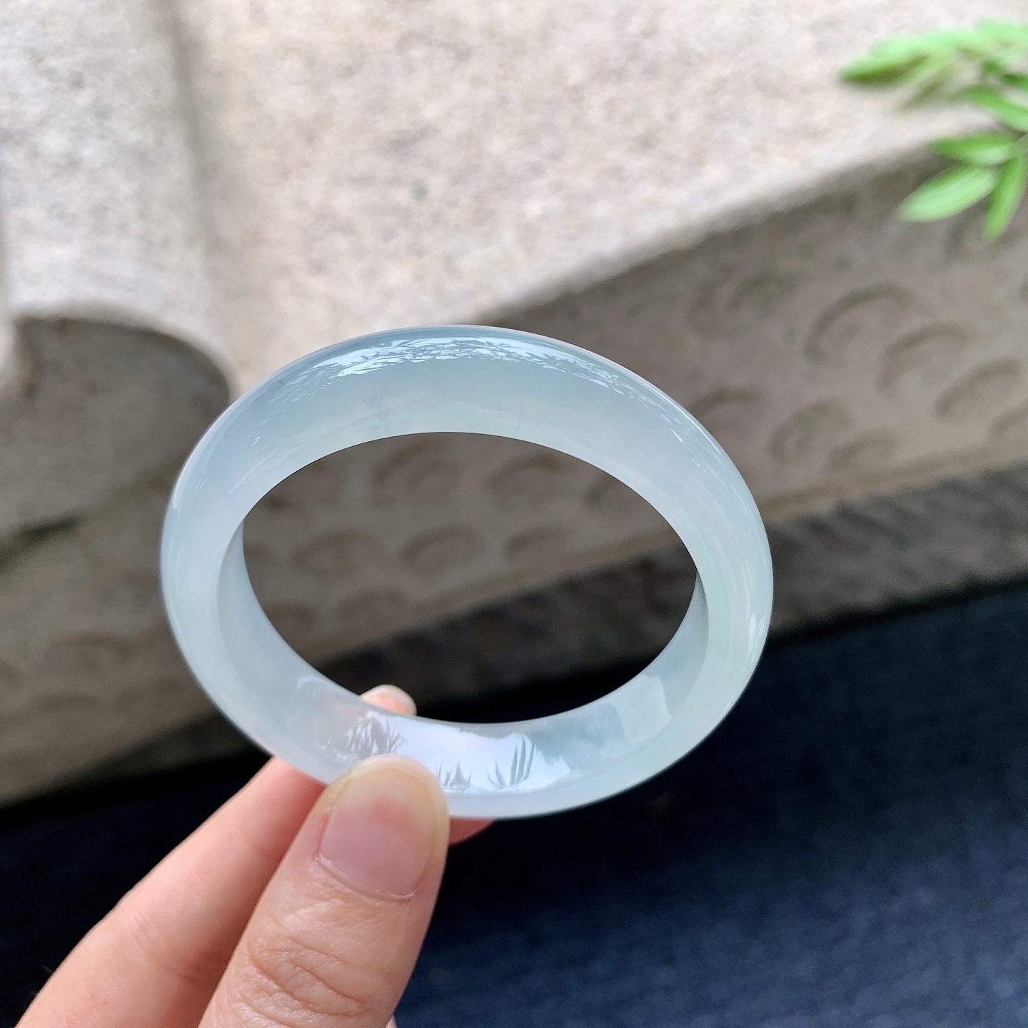 正圈49 50，圈口50.3/12/7.4，编码A2082908，冰糯底色，水润，种老，细腻，打灯有棉纹