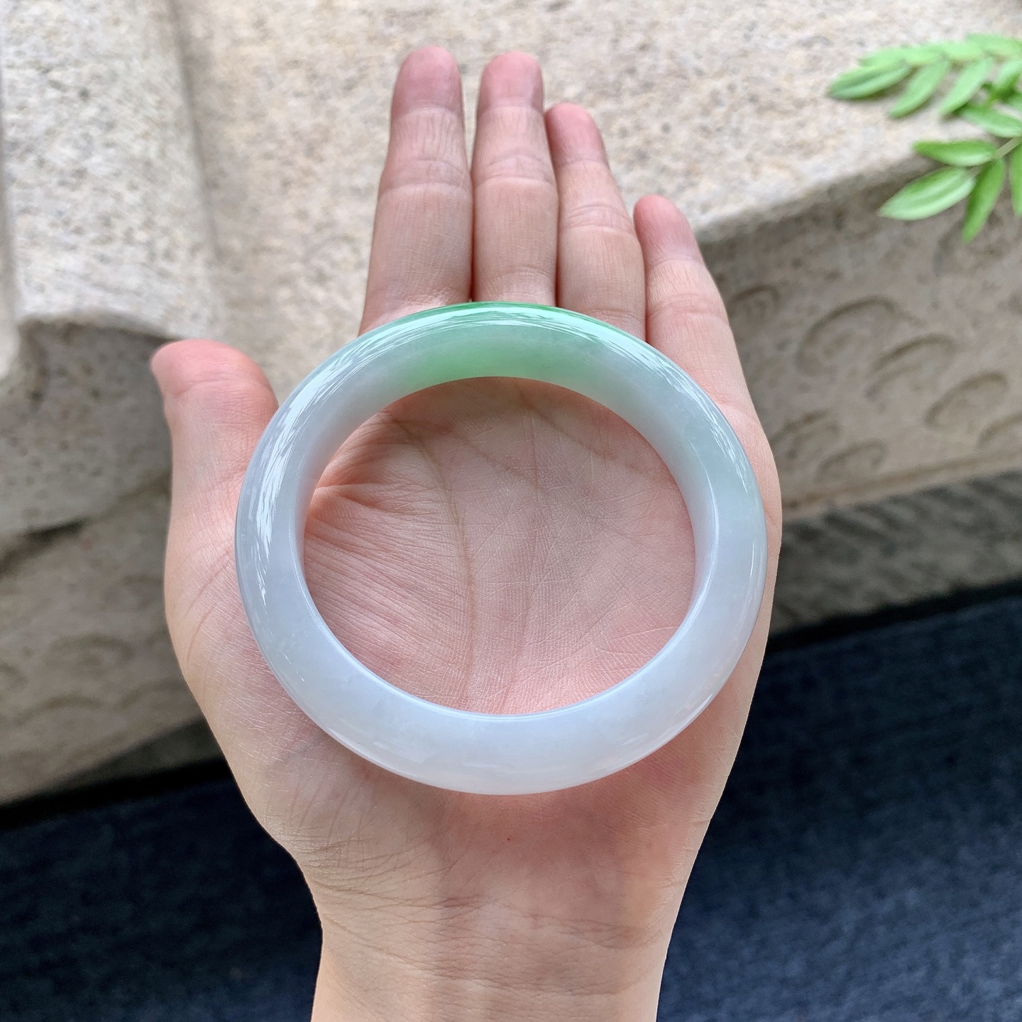 正圈54 55,圈口55/11.6/9,编码A2082907,细糯飘绿，水润，种老，细腻，有纹线