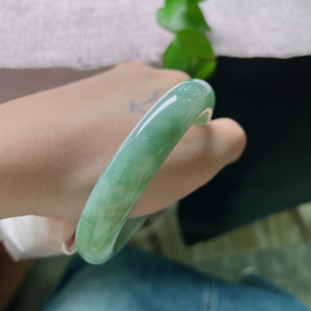 绿底飘花正圈，无裂，玉质浑厚通透，形制端庄圆润，佩戴稳重大方。ss54372a。