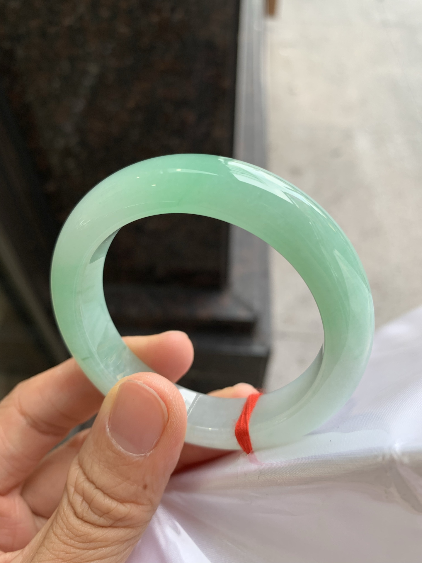 正圈飘绿 无裂 尺寸：50.6/11.8/8.8 小圈口