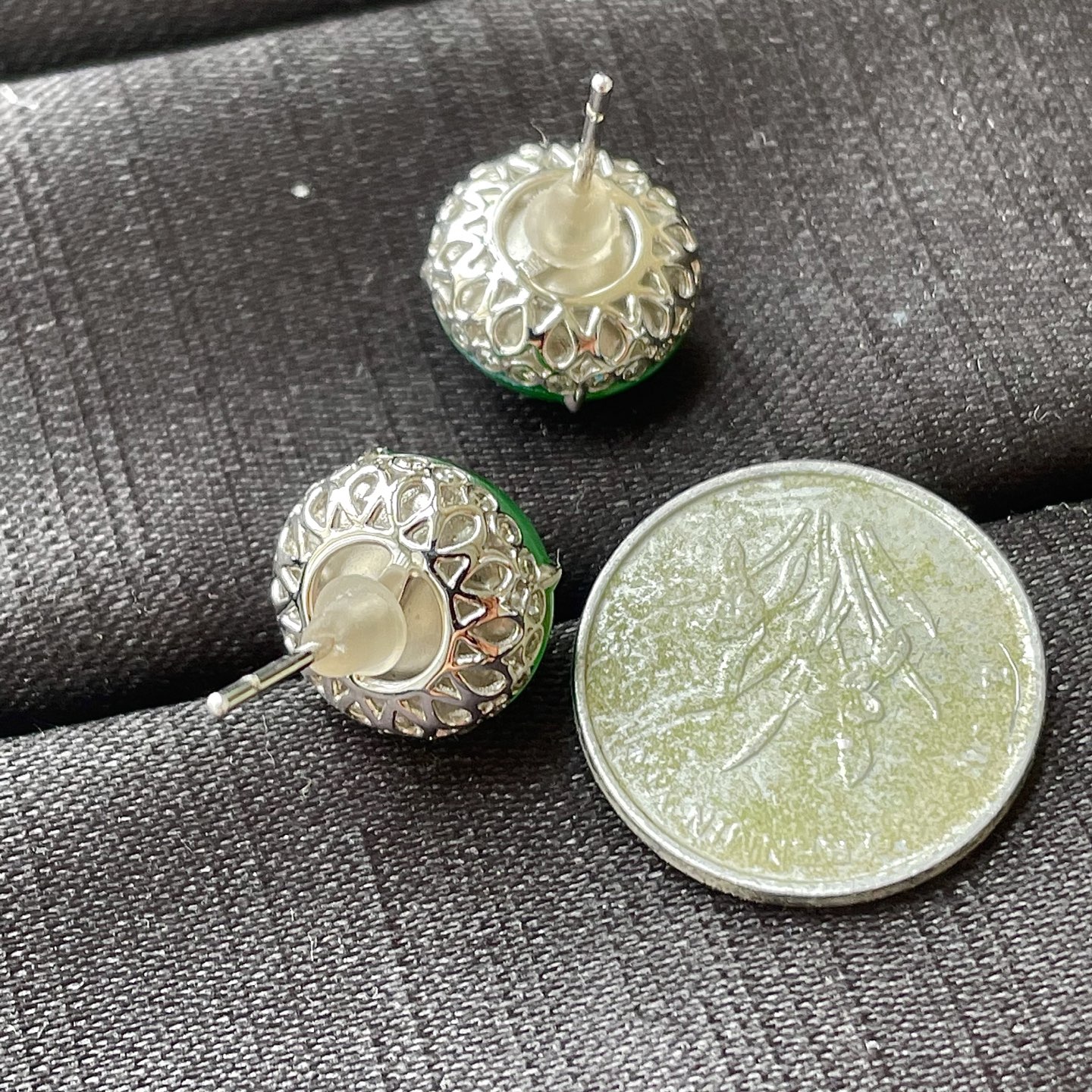️高冰阳绿耳钉，色辣，18k金镶嵌，饱满水润，无裂，裸石尺寸11.3/11.2/7.2编码0625好数字828