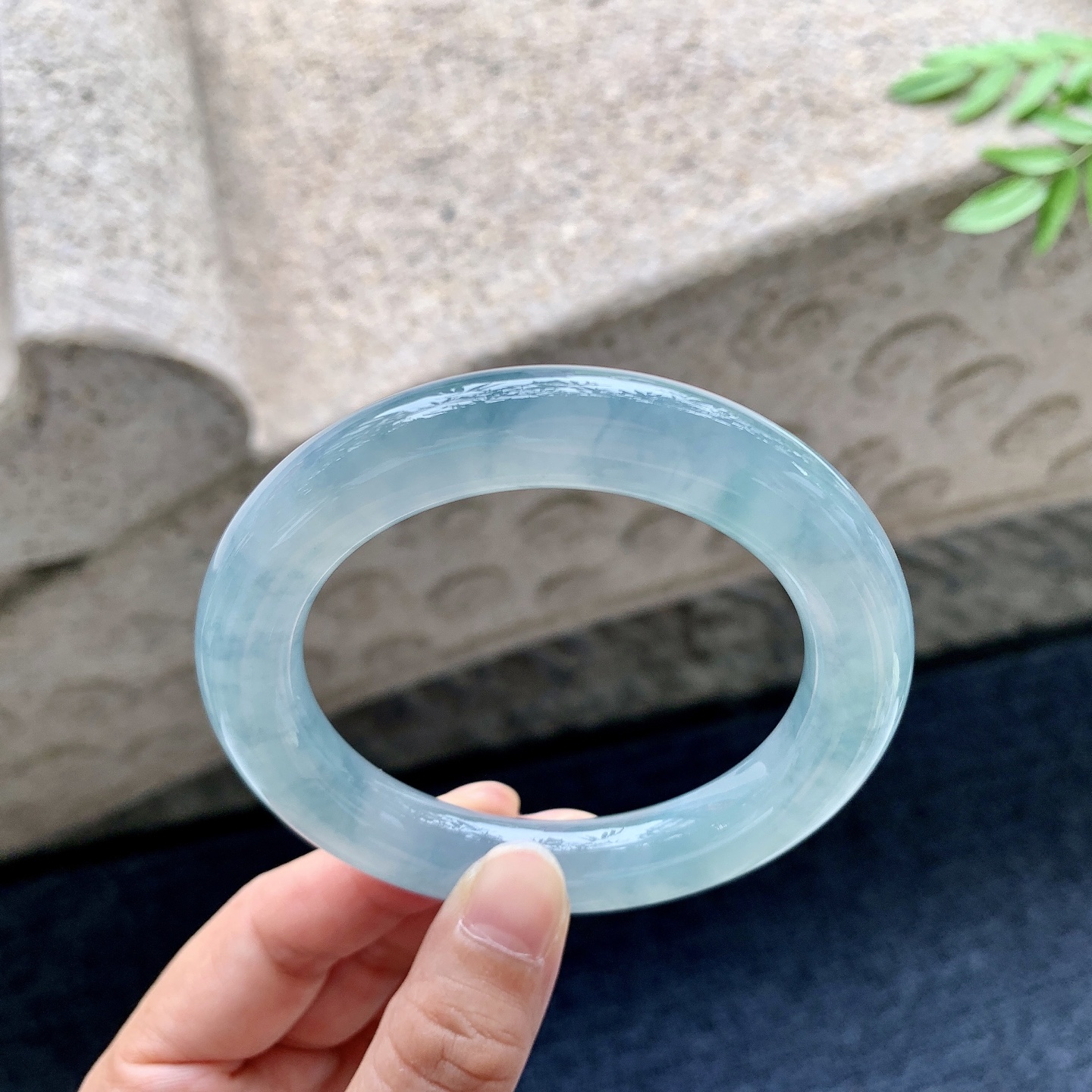 圆条56 57，圈口57/11.2/11.2，编码WW082945，糯冰飘花，水润，种老，细腻，打灯有絮线