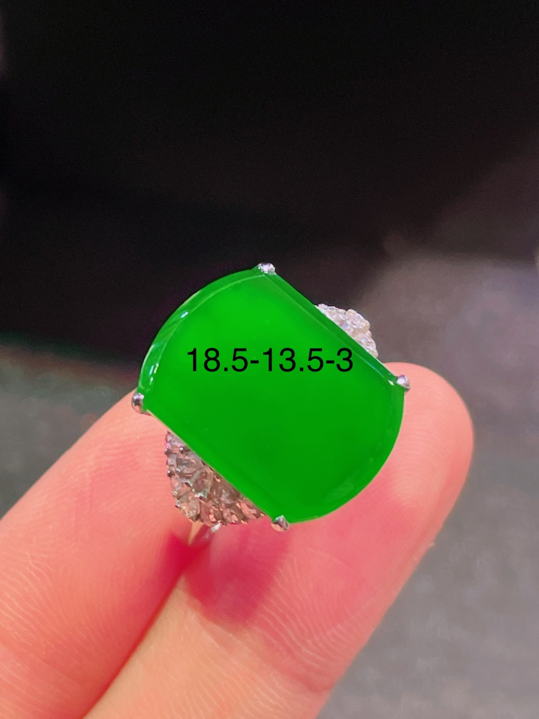 高冰绿马鞍戒指，晶莹剔透，新颖时尚，品相，18.5-13.5-3
