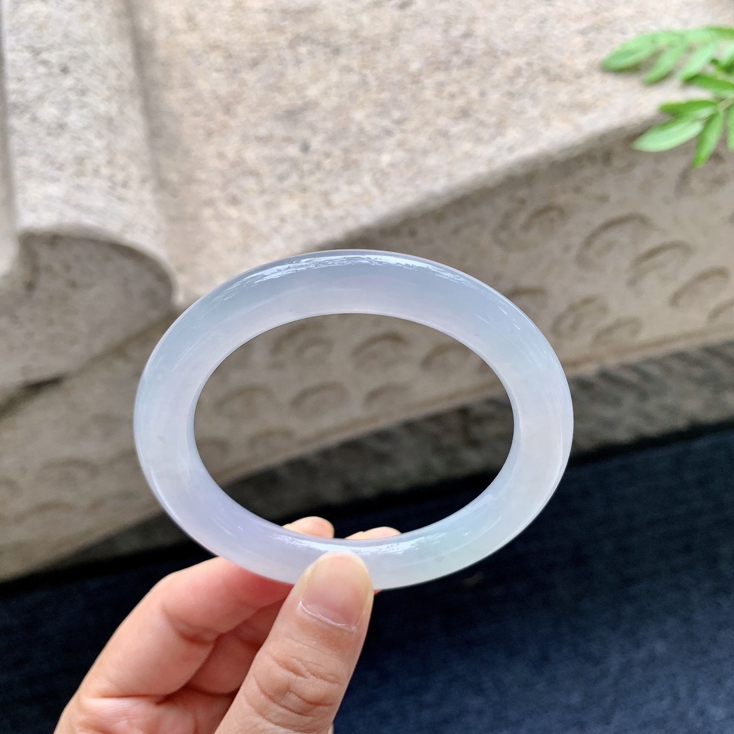 圆条55 56,圈口56/9.6/9.8,编码A2082912,描述细糯底色，水润，种老，细腻，有纹线