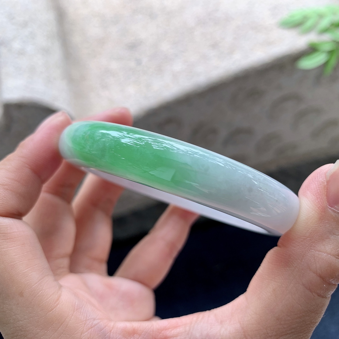 正圈54 55,圈口55/11.6/9,编码A2082907,细糯飘绿，水润，种老，细腻，有纹线