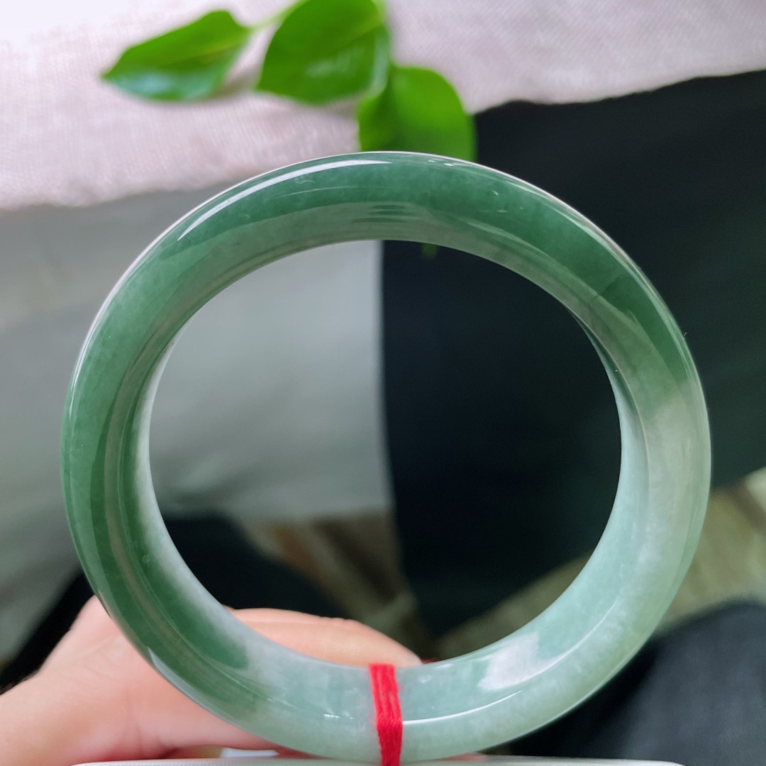 56.8/11.8/8.1深绿正圈，水润细腻，种老，悠悠的云里有淡淡的诗，一点色纹，ss55652a