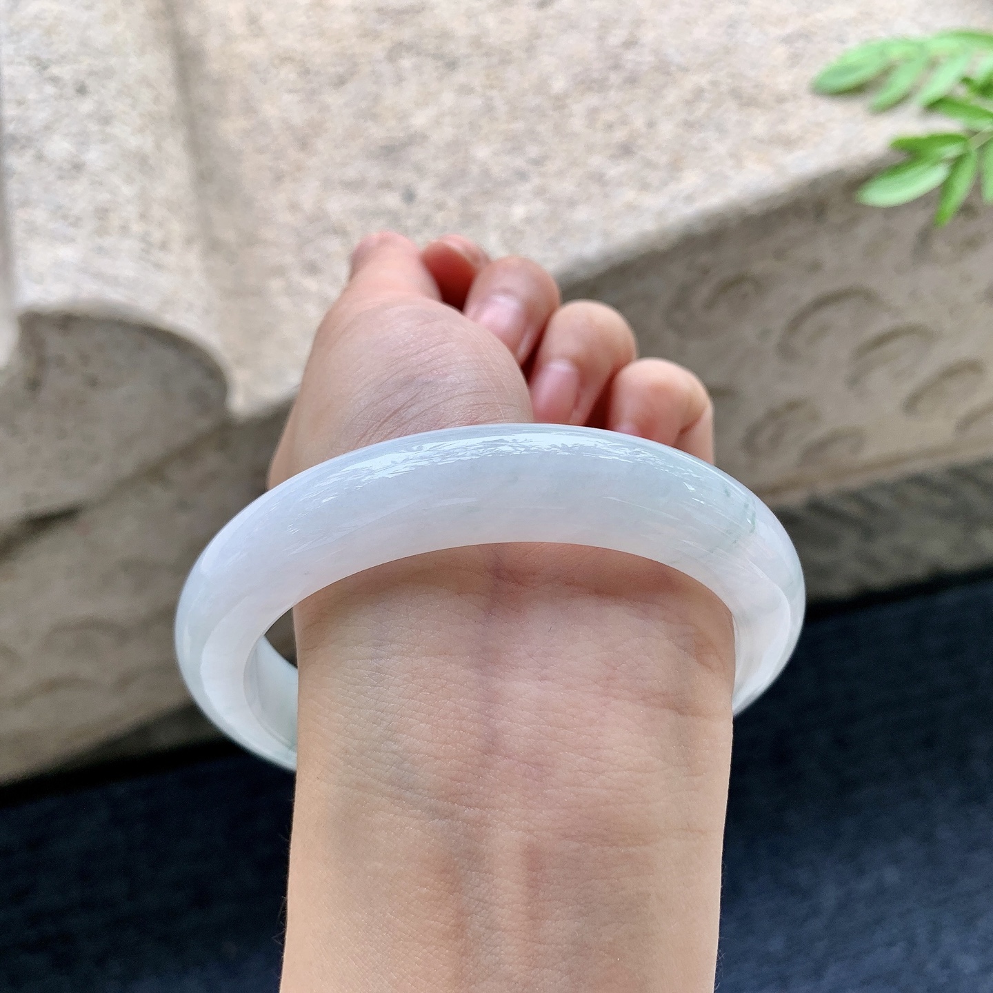 正圈64 65，圈口64.2/12.8/9.7，编码T1082947，糯冰飘花，水润，种老，细腻，无裂。