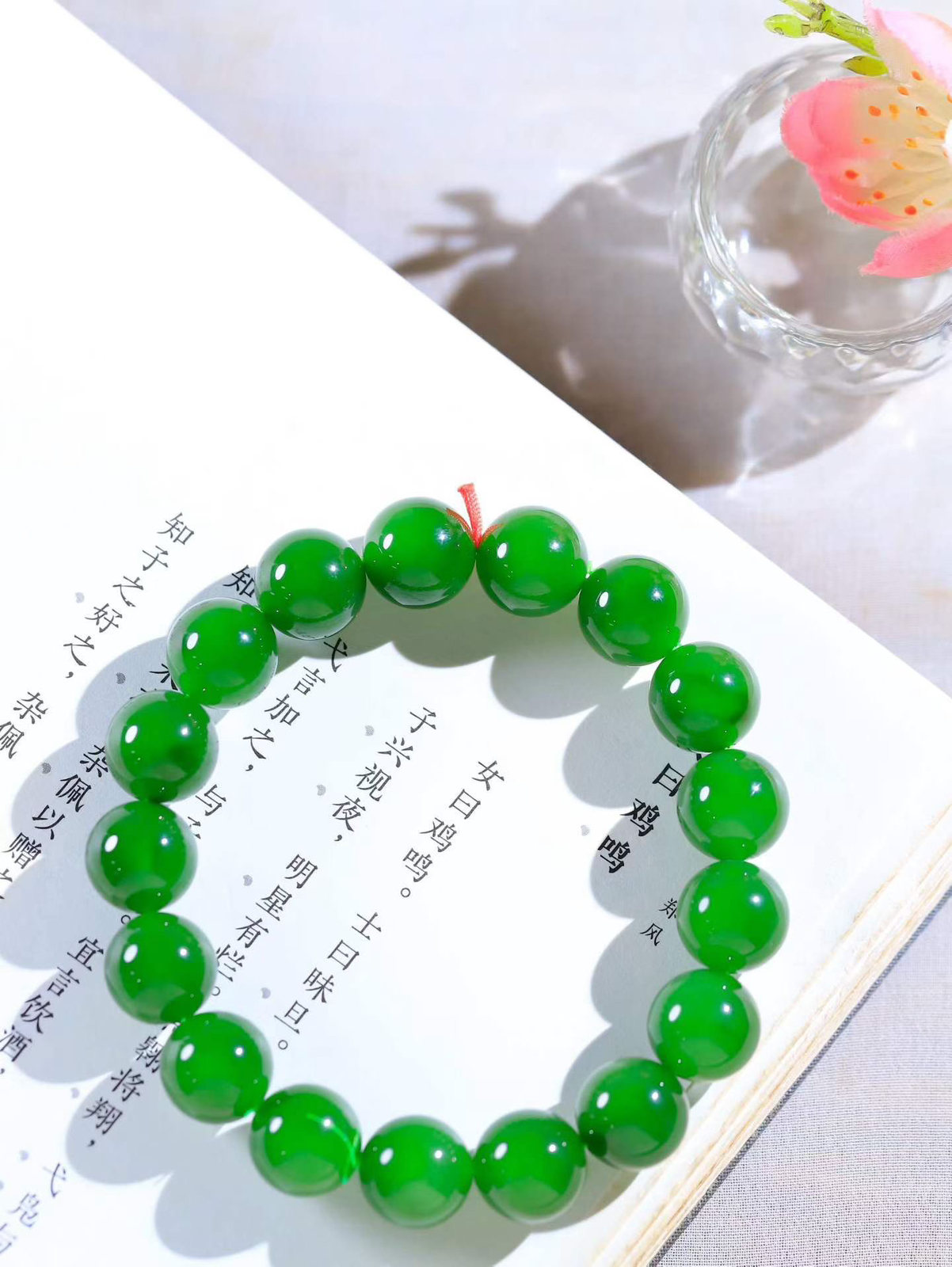 【珠圆玉润.手串】

精品和田玉碧玉珠圆玉润手串 玉质温润细腻  整串打磨圆润，佩戴舒适。珠珠落玉盘，间关莺语花底滑，一生美好时光，无论身在何处，都有它相伴相守。事事顺遂，幸福美满，吉祥如意。重45.45克 尺寸取一11.8mm FDT-16802900？