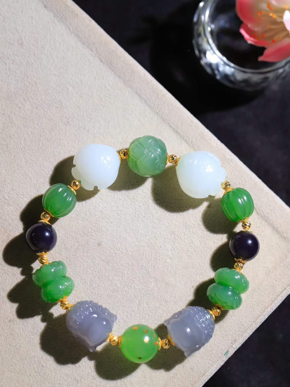 【多宝手串】

货头精选 和田玉多宝手串，每一颗玉石都凝聚自然的灵气与岁月的沉淀，寓意福禄寿喜，守护您的平安与幸福。佩戴它，感受千年玉文化的温润与优雅。重33.29克  尺寸取一14.3-13.6-11.5mm  78802954T