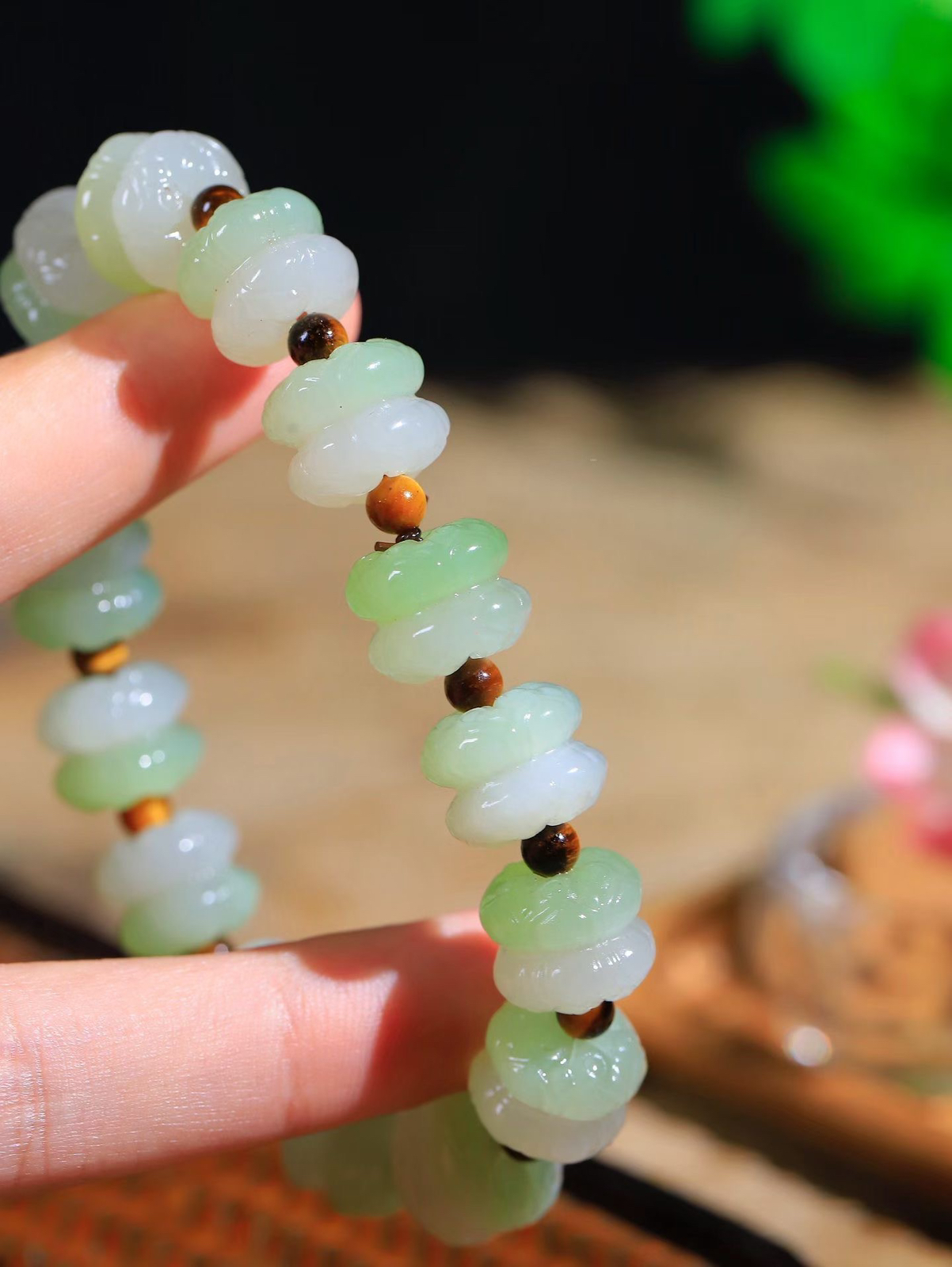 【莲花.手串】

精品和田玉翠青莲花手串，器形优雅，小巧精致，翠色浓郁，玉质细腻油润、手感上佳，颗颗精雕莲花，将荷花出淤泥而不染，濯清涟而不妖的气韵，刻画的淋漓尽致。尺寸取一11-13.5mm，重56.83克 FDT-36802900