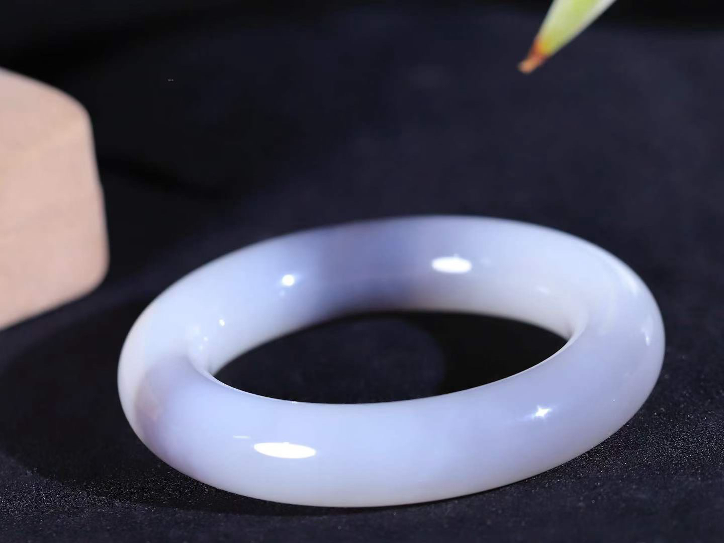 （一见倾心.手镯）

精品和田玉烟紫白双色圆条手镯，玉质温润细腻 油性十足 手感舒适，高华雅逸，线