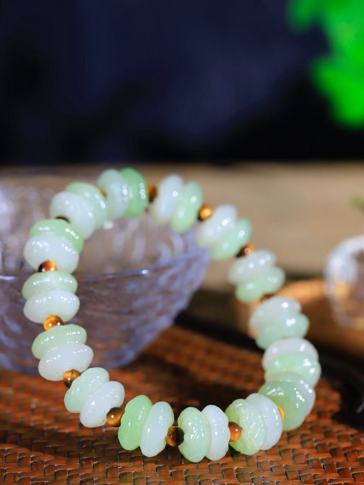 【莲花.手串】

精品和田玉翠青莲花手串，器形优雅，小巧精致，翠色浓郁，玉质细腻油润、手感上佳，颗颗精雕莲花，将荷花出淤泥而不染，濯清涟而不妖的气韵，刻画的淋漓尽致。尺寸取一11-13.5mm，重56.83克 FDT-36802900