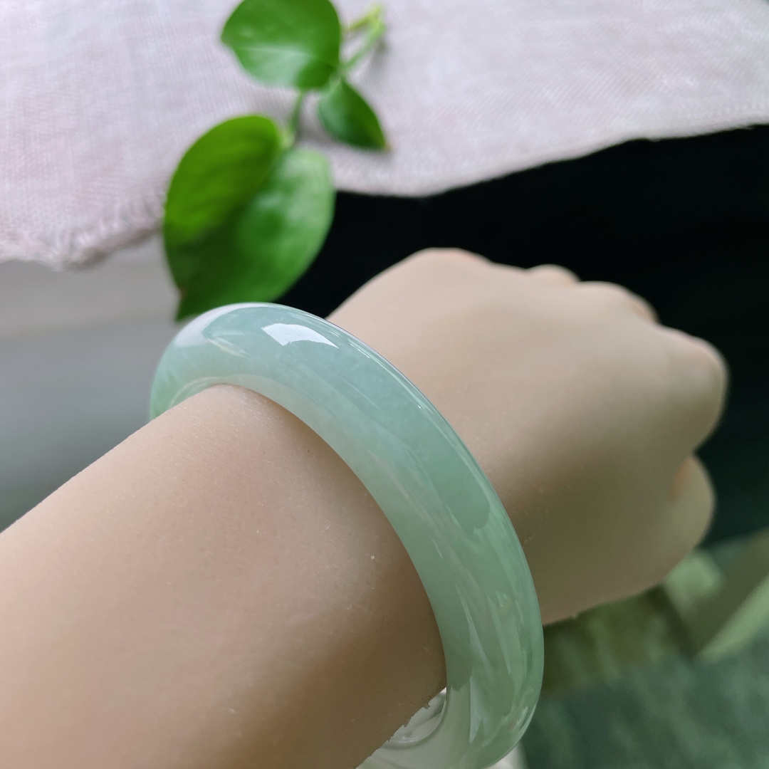 飘花正圈，无裂，浅绿柔光如水雾漫腕，清透素雅自带沉静气韵，ss55562a