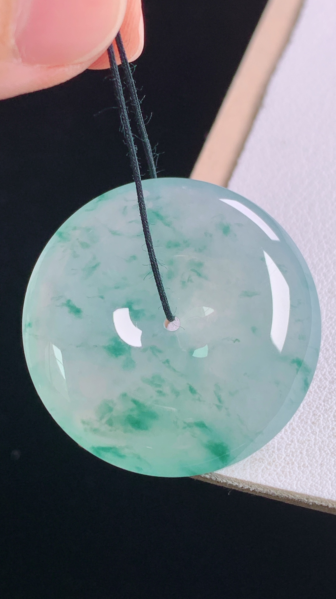 冰飘花平安扣，花色灵动，清爽通透，无裂，尺寸:31.8-6.4mm