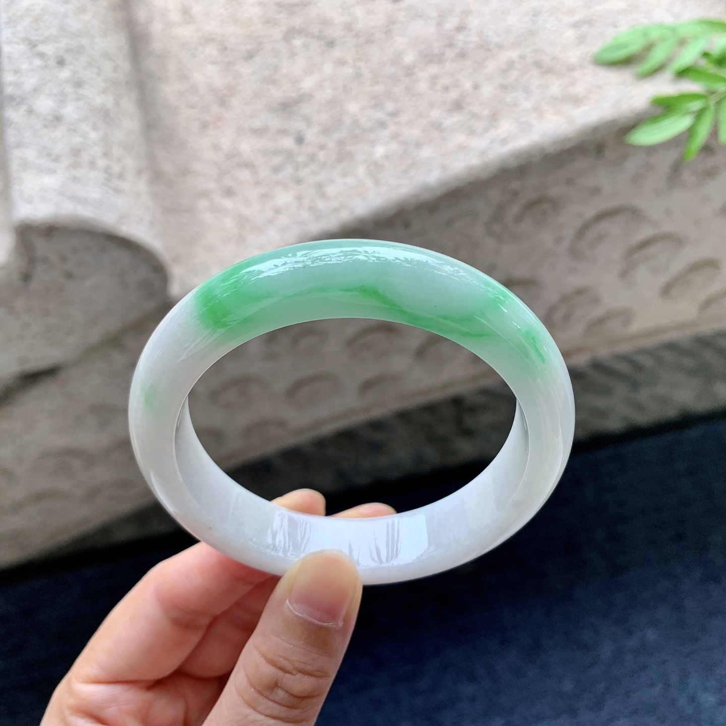 正圈57 58,圈口58/13/8.7,编码BA082904,描述细糯飘绿，水润，种老，细腻，无裂